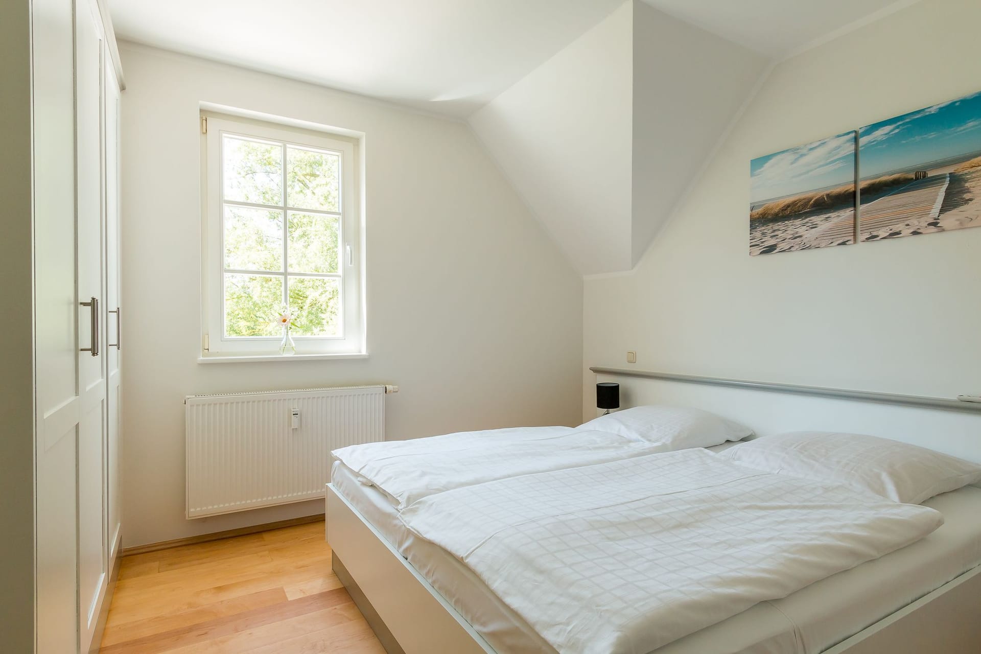 Schlafzimmer mit zwei Einzelbetten