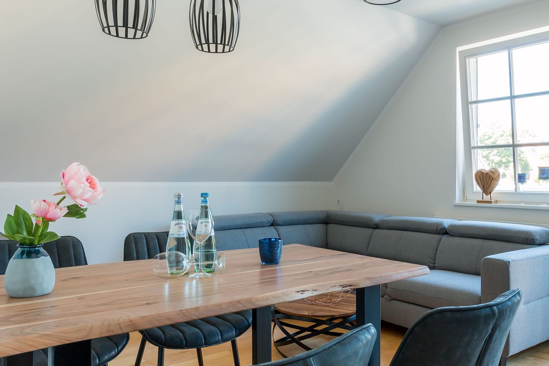 Einladender Wohnraum mit Essbereich und Sofa