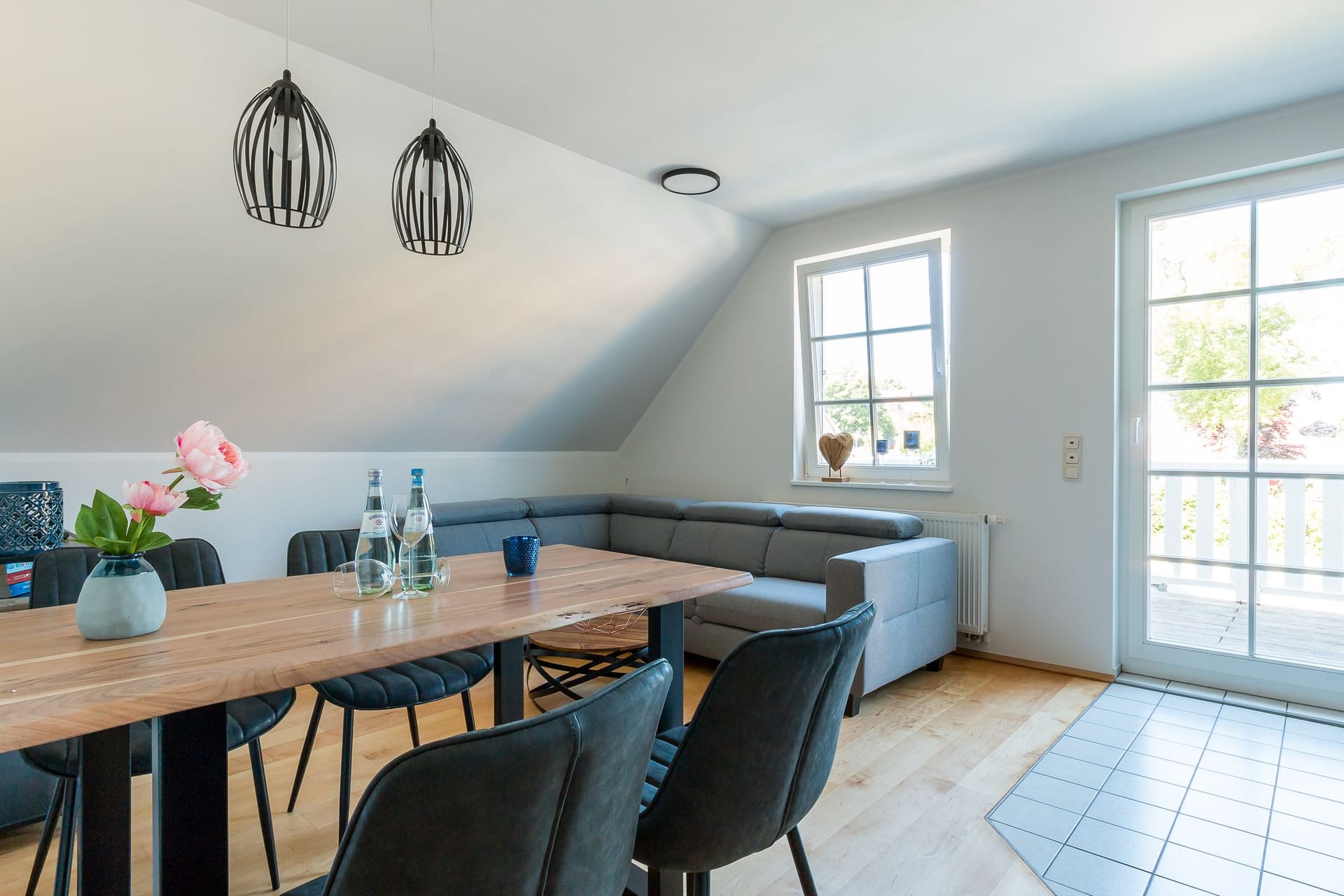Heller Wohnraum mit Essbereich und Sofa
