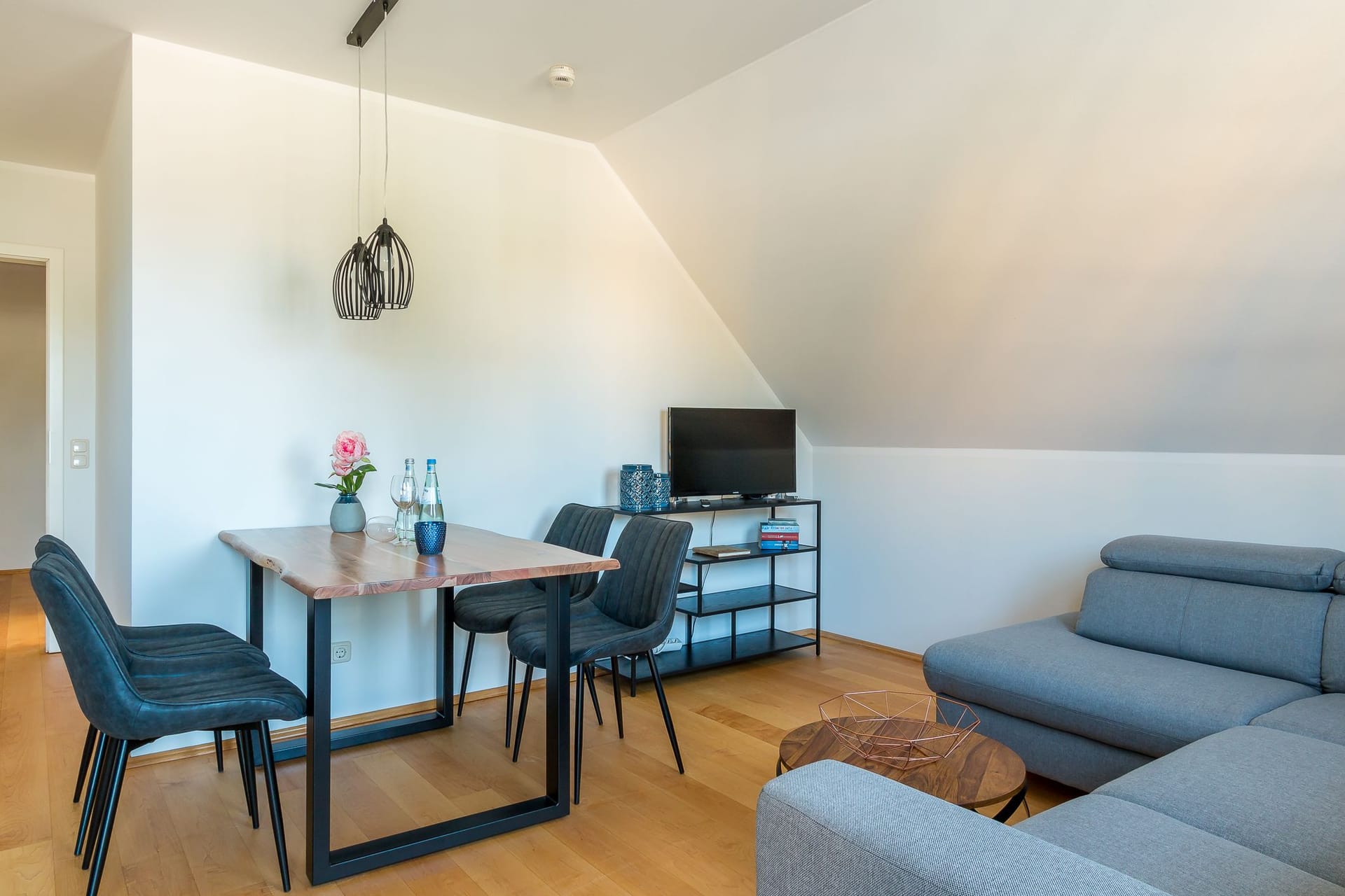 Wohnzimmer mit Esstisch und Sofa
