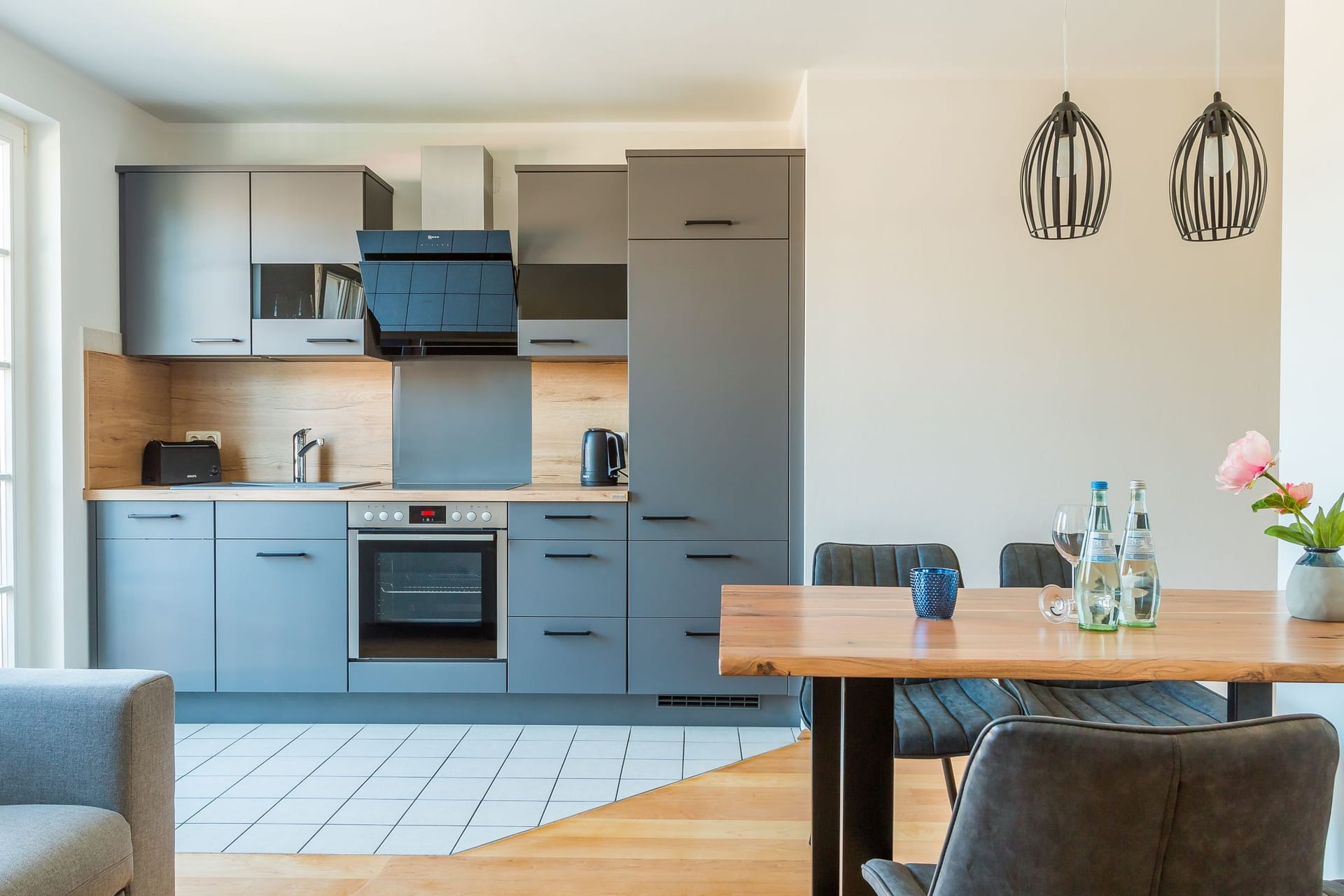 Moderne Küche mit Esstisch und Elektrogeräten