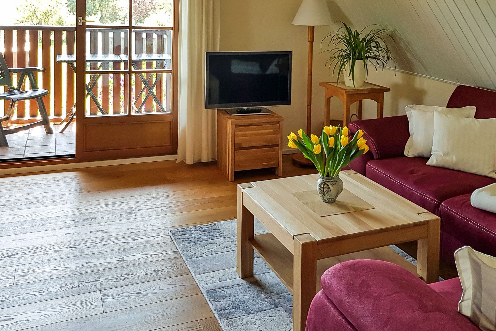 Gemütliches Wohnzimmer mit Balkonblick