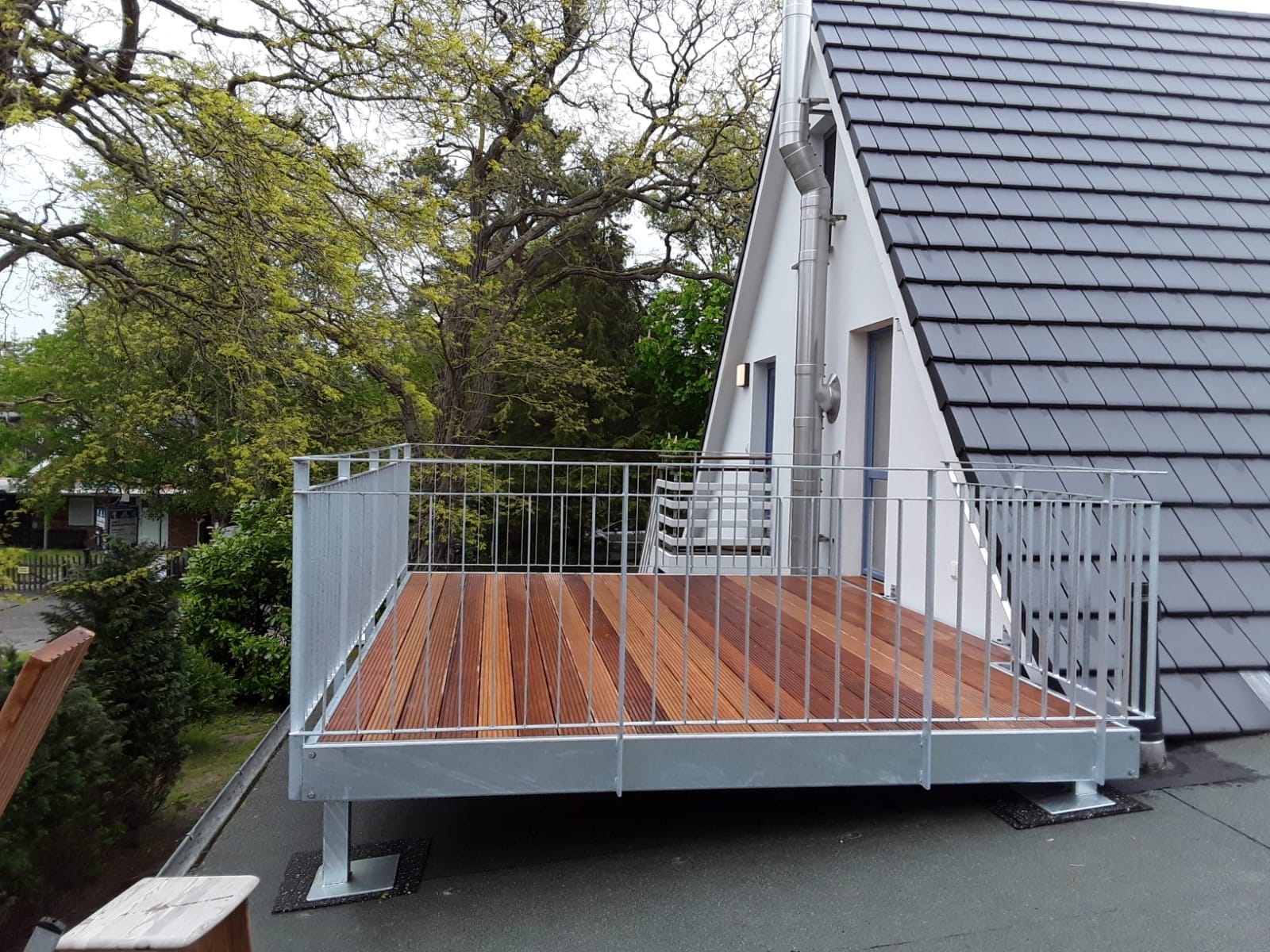 Dachterrasse mit Holzbelag