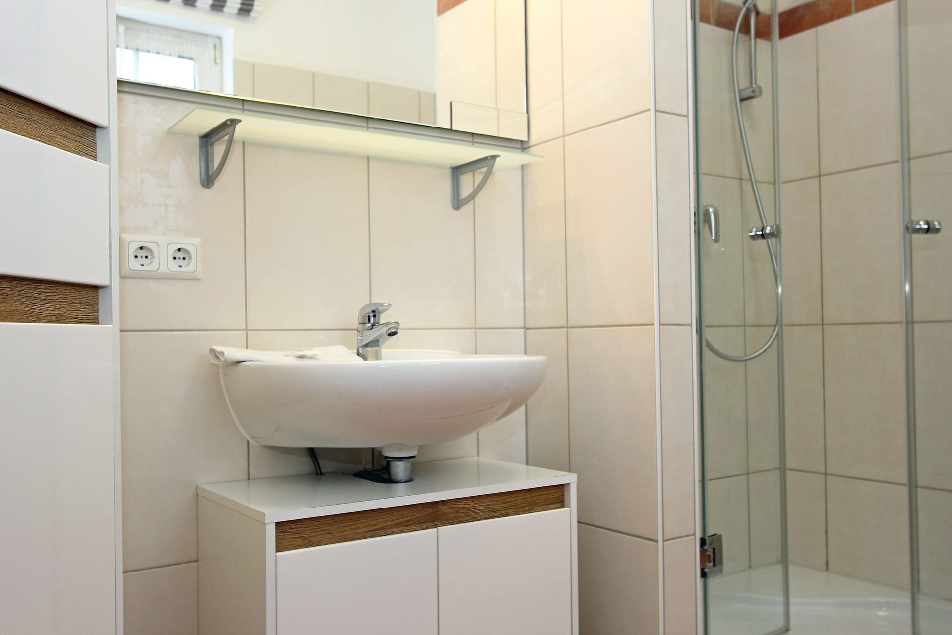 Modernes Badezimmer mit Waschbecken und Dusche