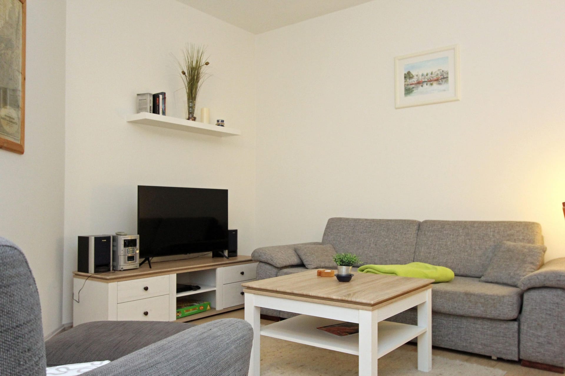 Wohnzimmer mit Sofa und Fernseher