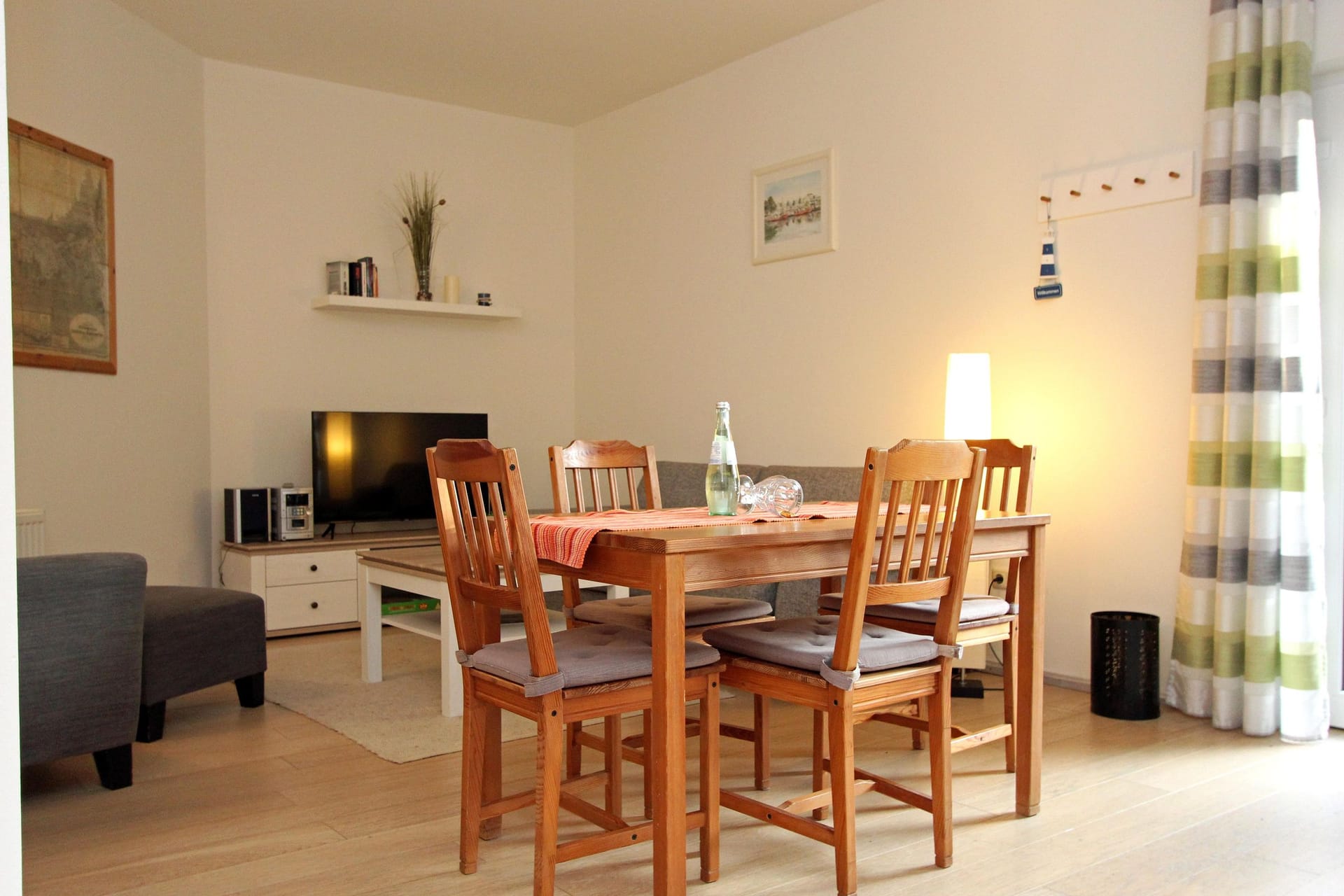 Gemütlicher Wohnbereich mit Esstisch und Fernseher