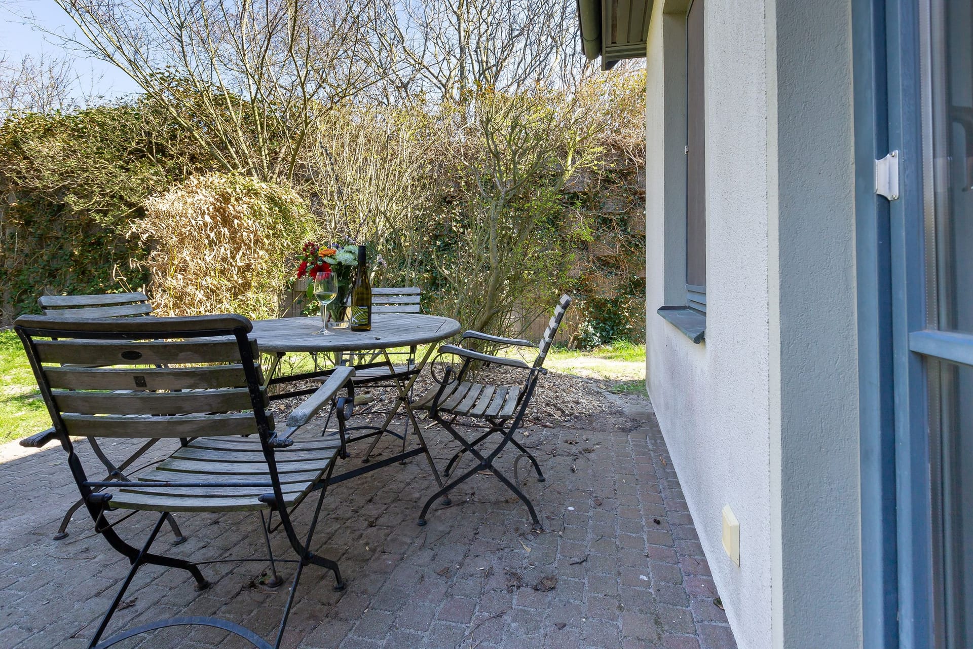 Terrasse mit Tisch und Stühlen