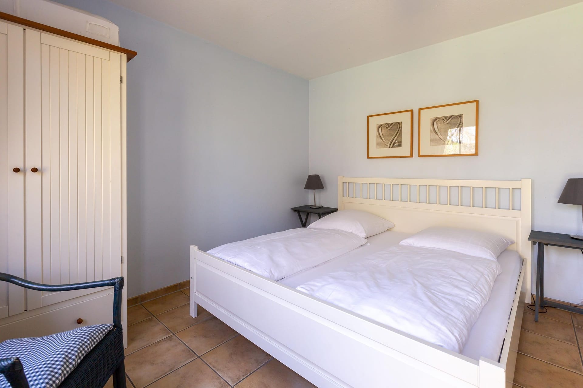 Schlafzimmer mit Doppelbett und Kleiderschrank