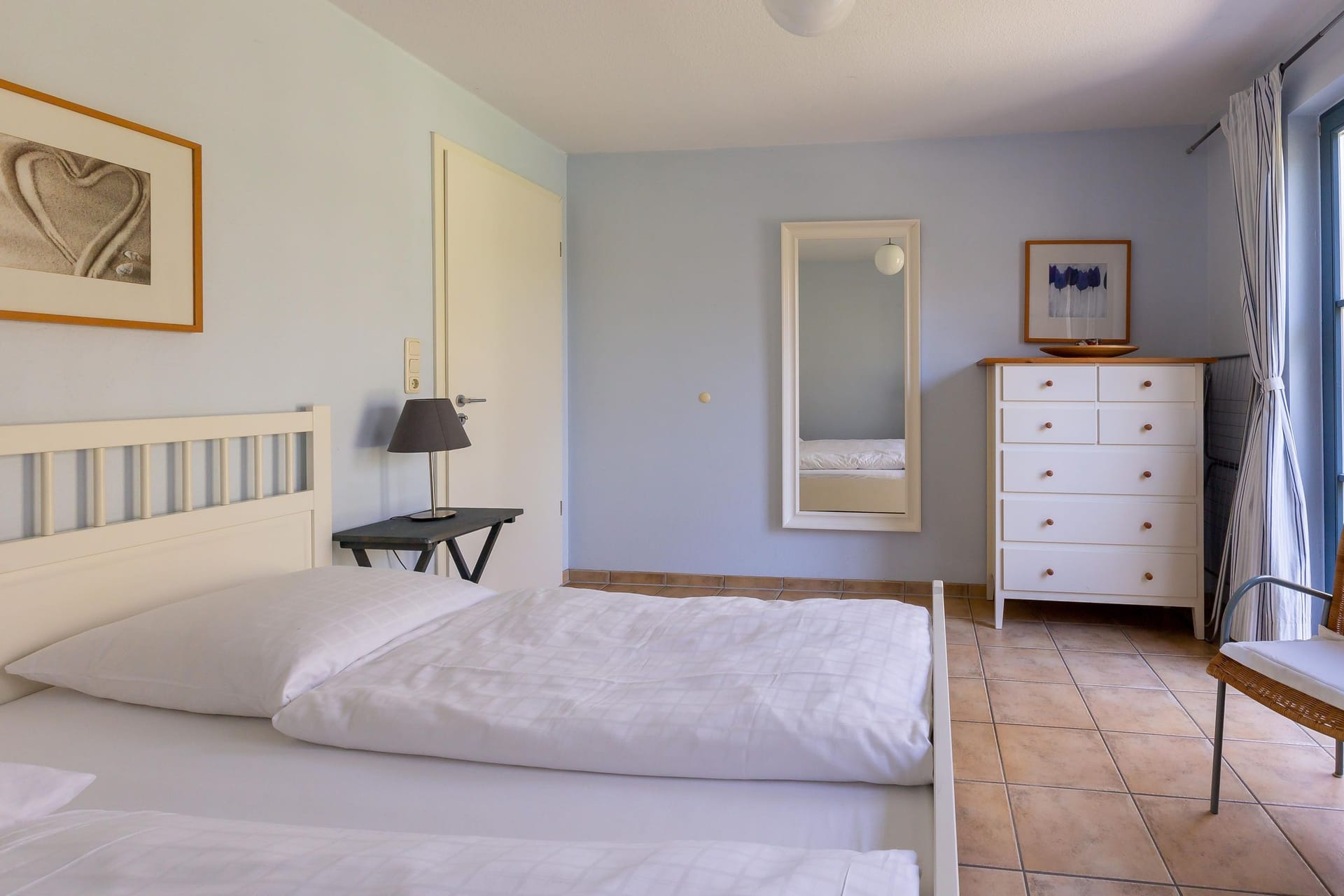 Schlafzimmer mit zwei Einzelbetten und Spiegel
