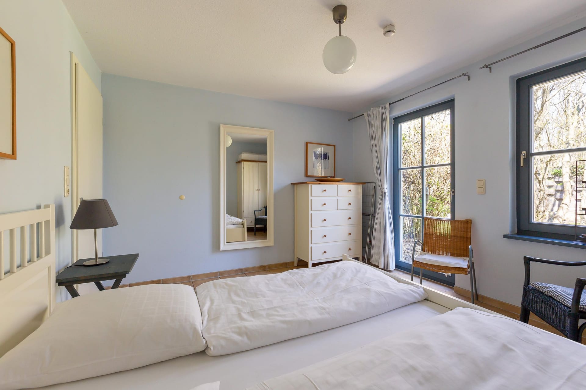 Helles Schlafzimmer mit Doppelbett