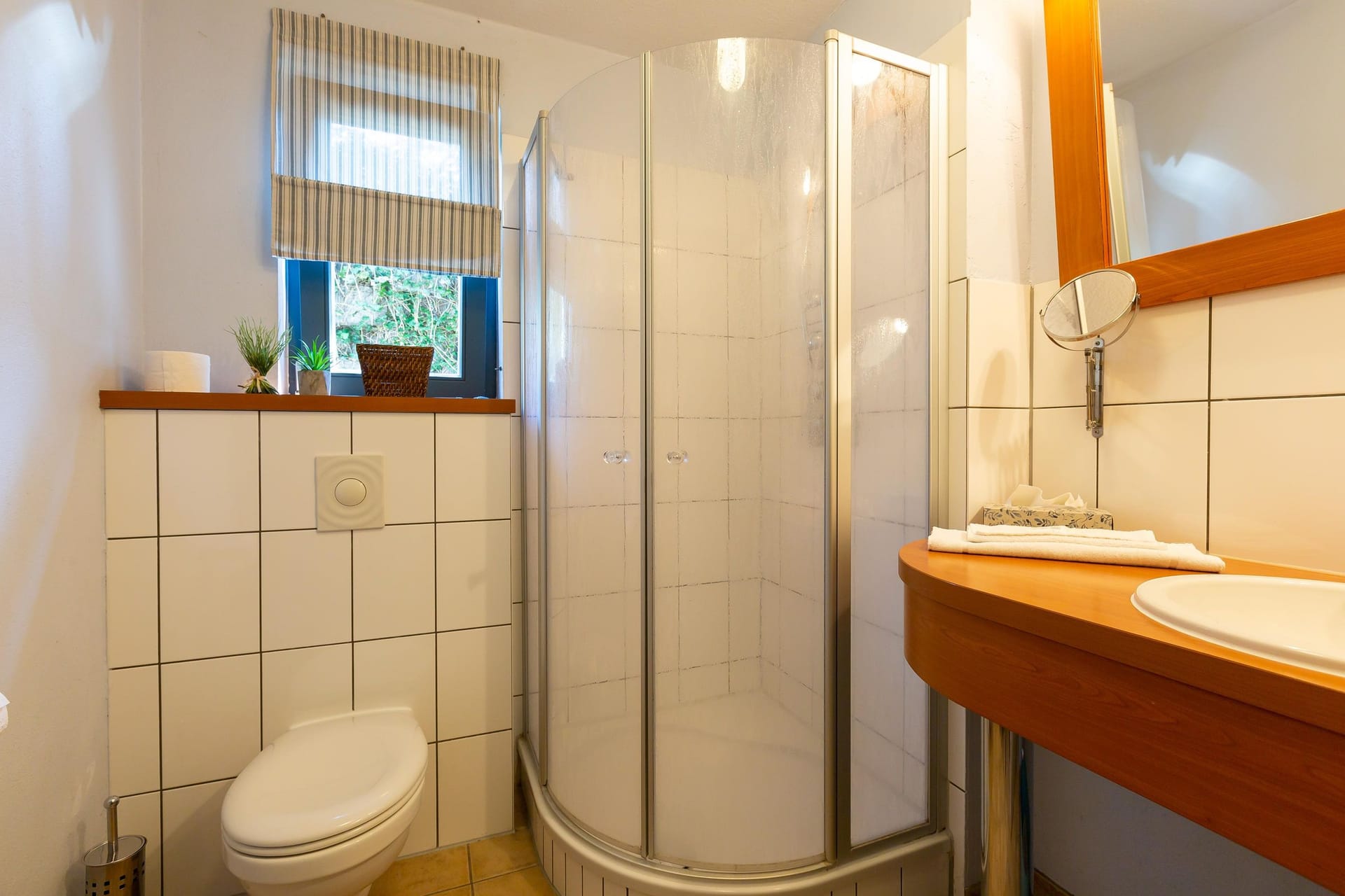Modernes Badezimmer mit Dusche und Waschtisch