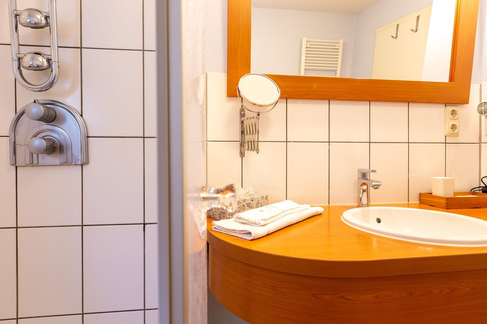Elegantes Badezimmer mit Dusche und Waschbecken