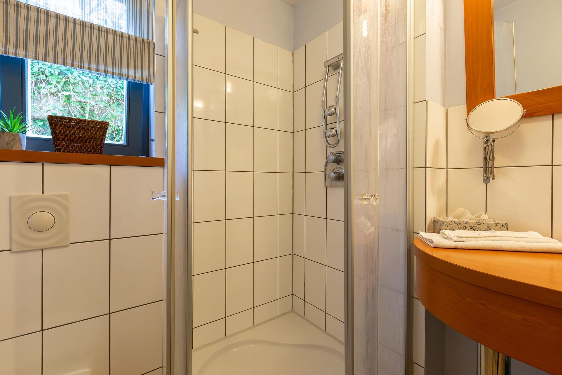 Modernes Badezimmer mit Dusche und Waschbecken