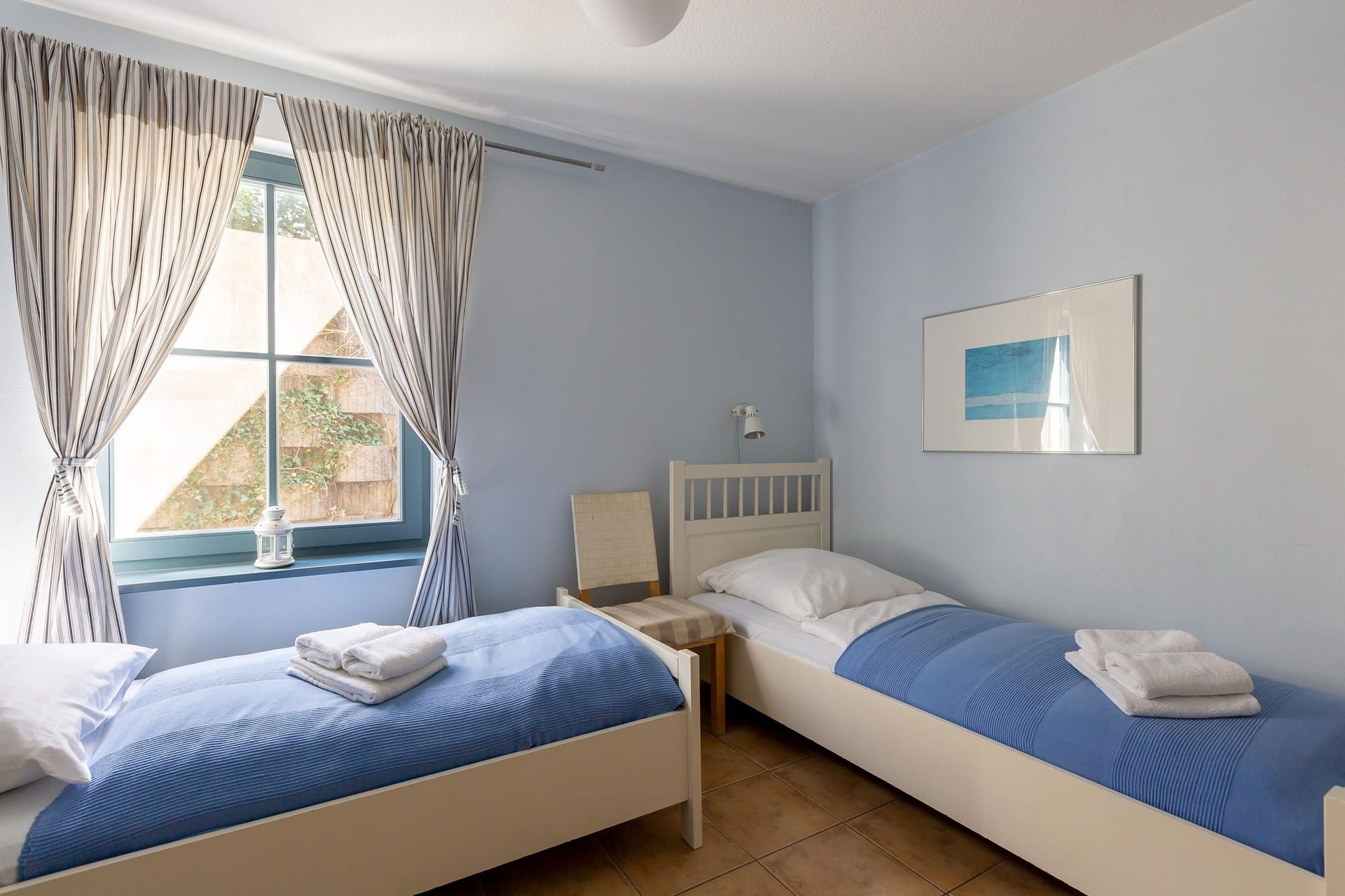 Helles Schlafzimmer mit zwei Einzelbetten