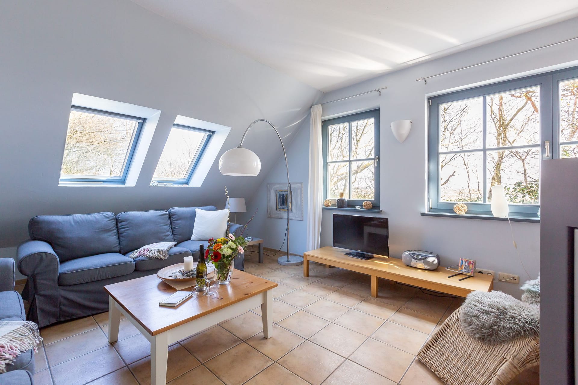 Wohnzimmer mit gemütlichem Sofa und Tisch