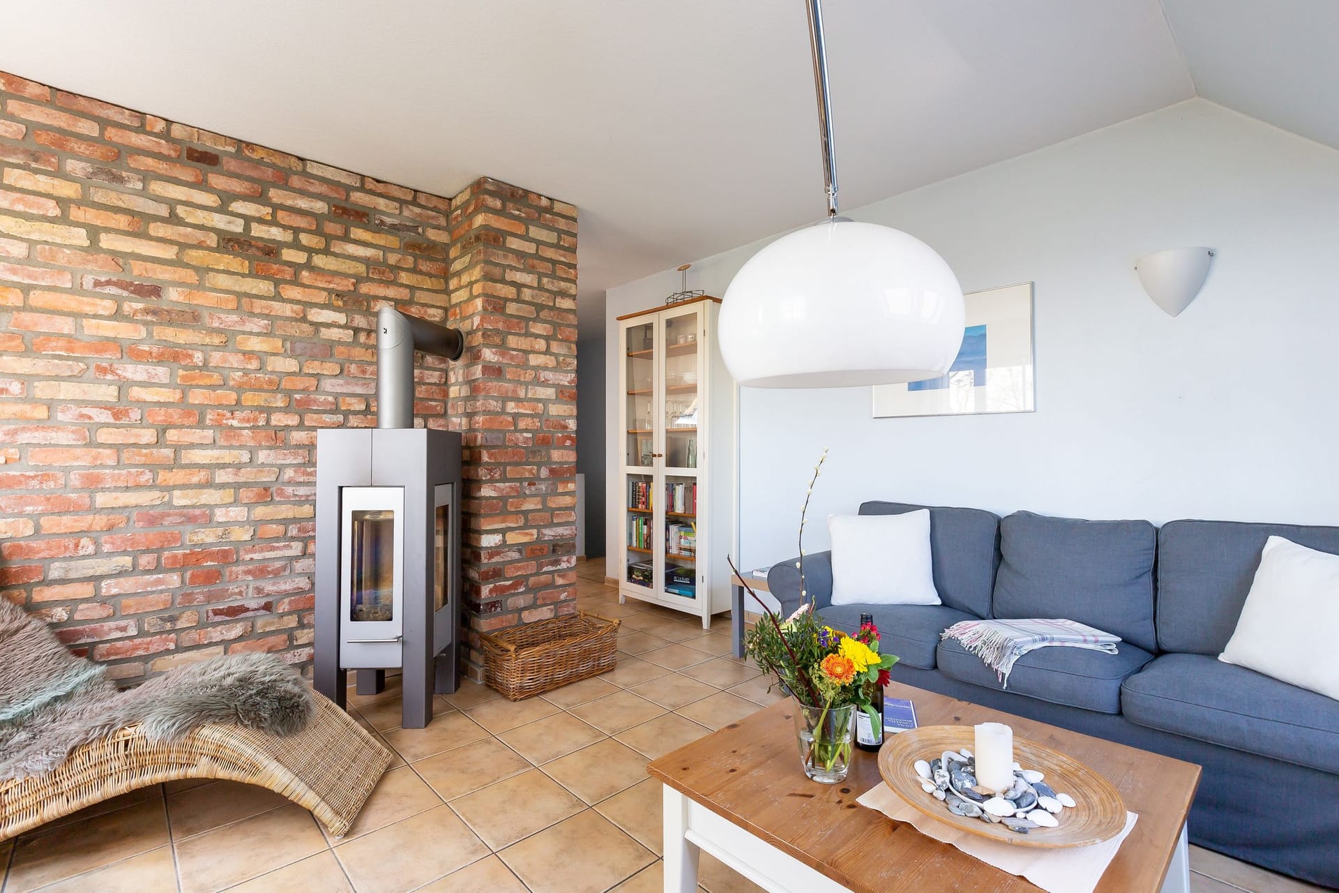 Einladendes Wohnzimmer mit Kamin