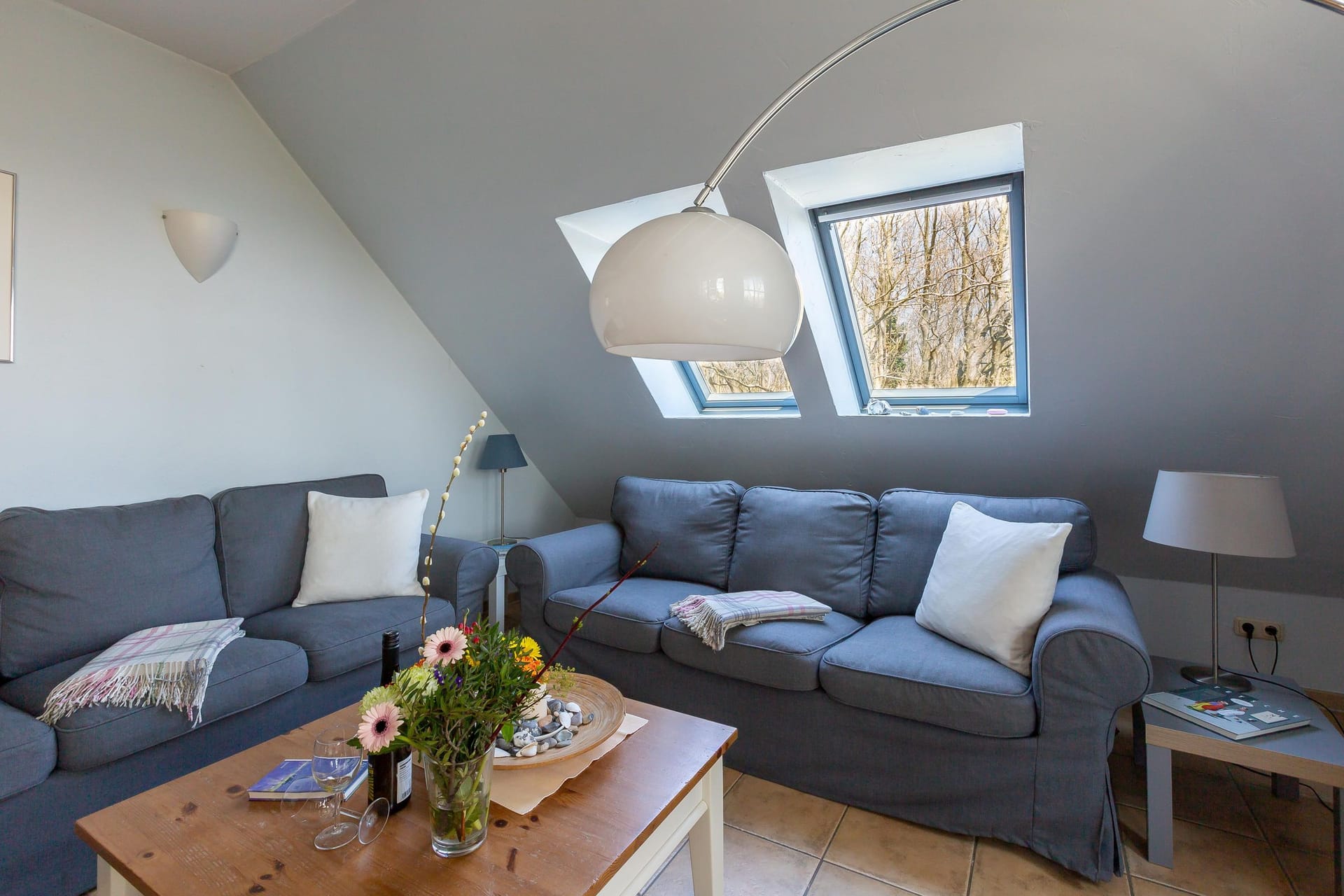 Gemütliches Wohnzimmer mit blauen Sofas