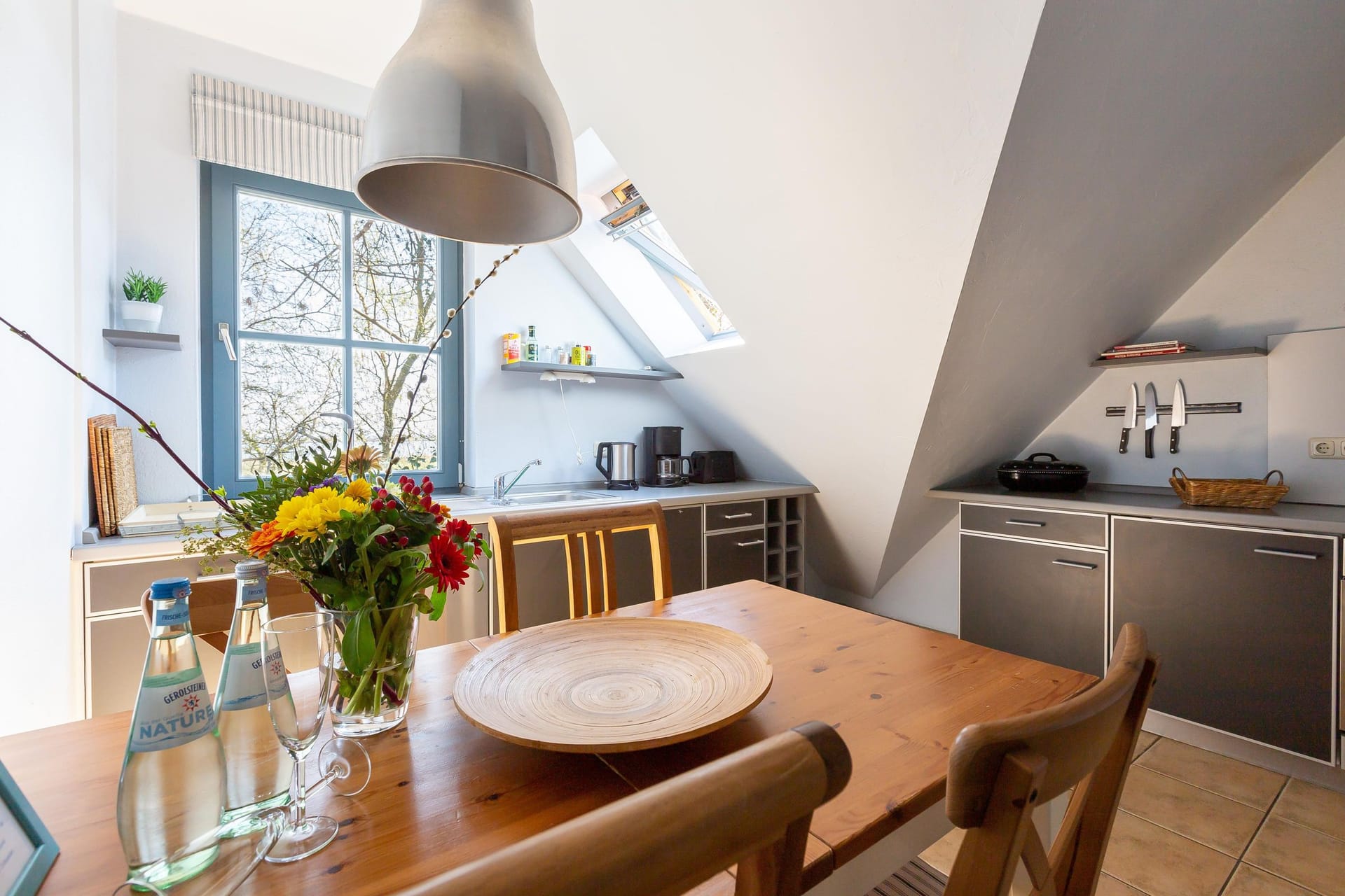 Küche mit modernem Design und Holztisch
