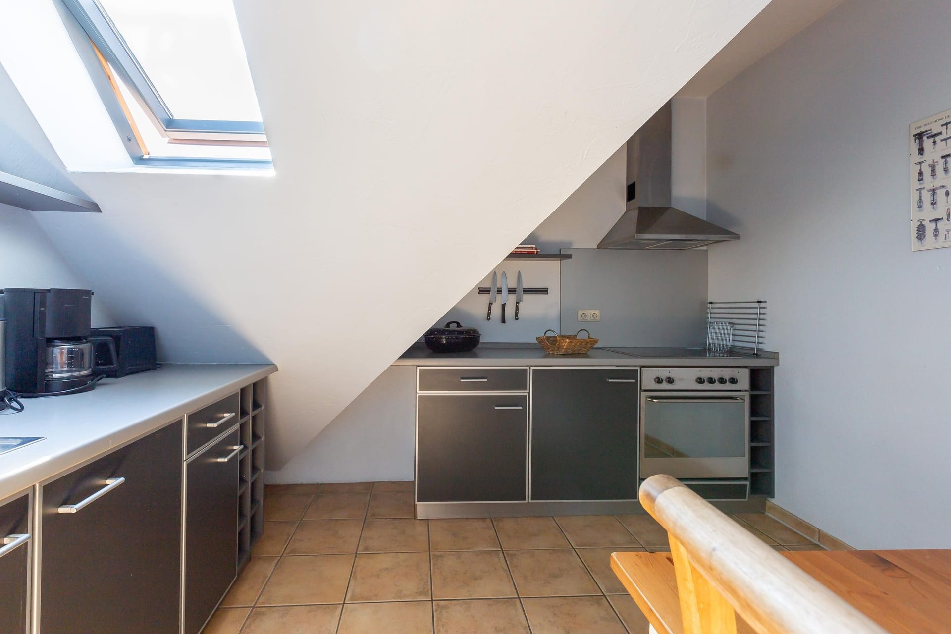 Moderne Küche mit Holzarbeitsflächen