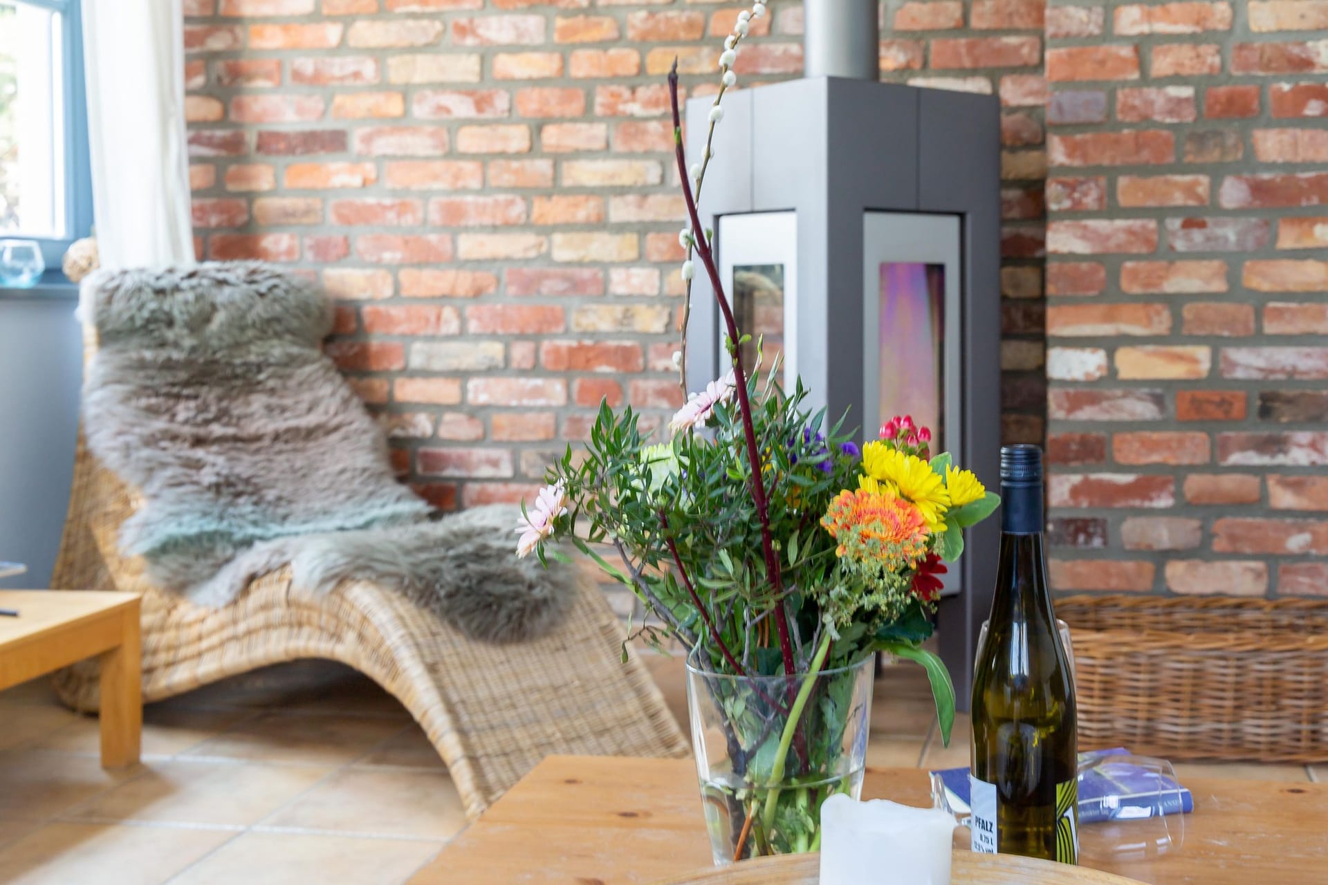 Livingroom mit Sessel und Blumen