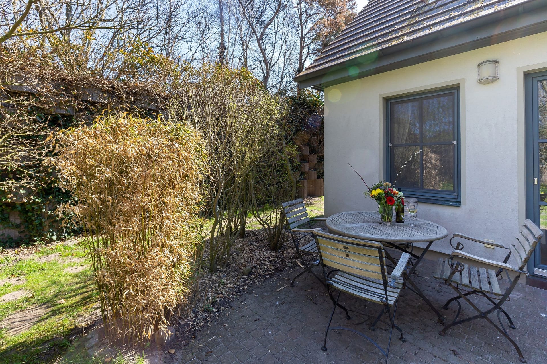 Terrasse mit Tisch und Stühlen im Garten