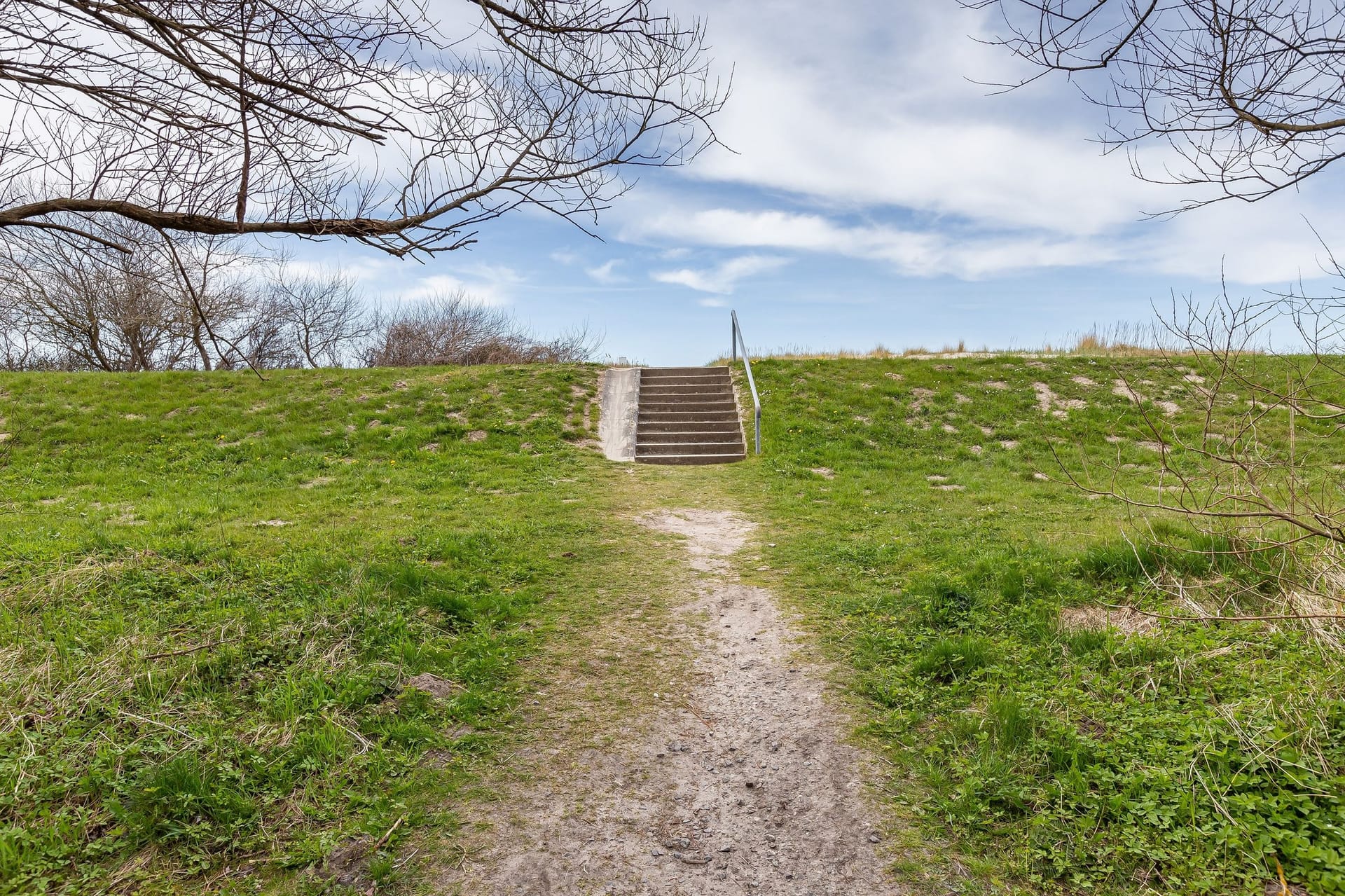 Weg zu einer Treppe auf einer grünen Wiese