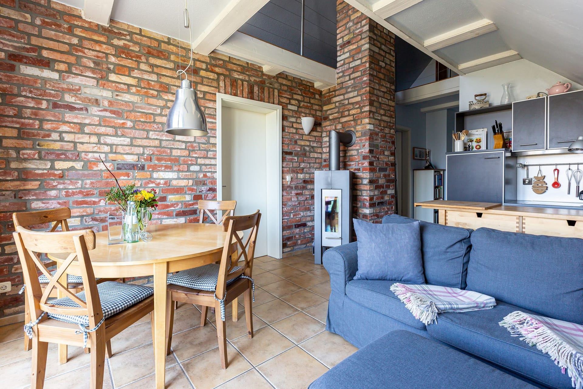 Gemütliches Wohnzimmer mit Esstisch