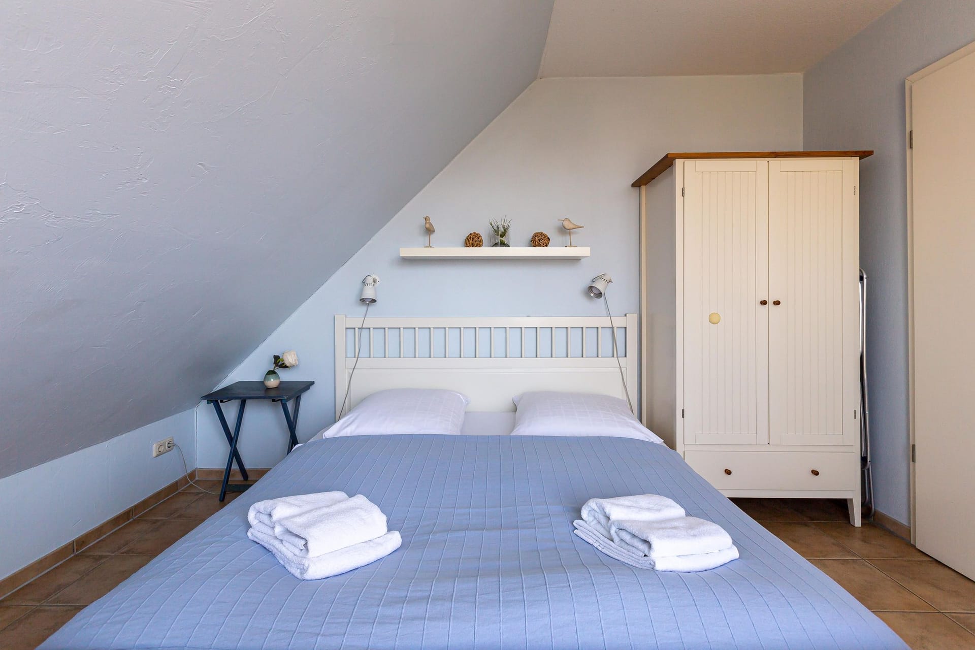 Schlafzimmer mit Doppelbett und Kleiderschrank