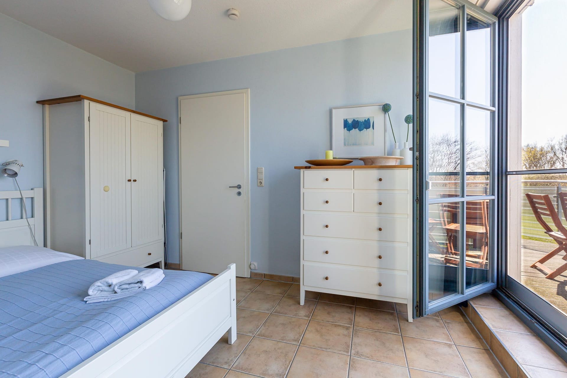Helles Schlafzimmer mit Zugang zum Balkon