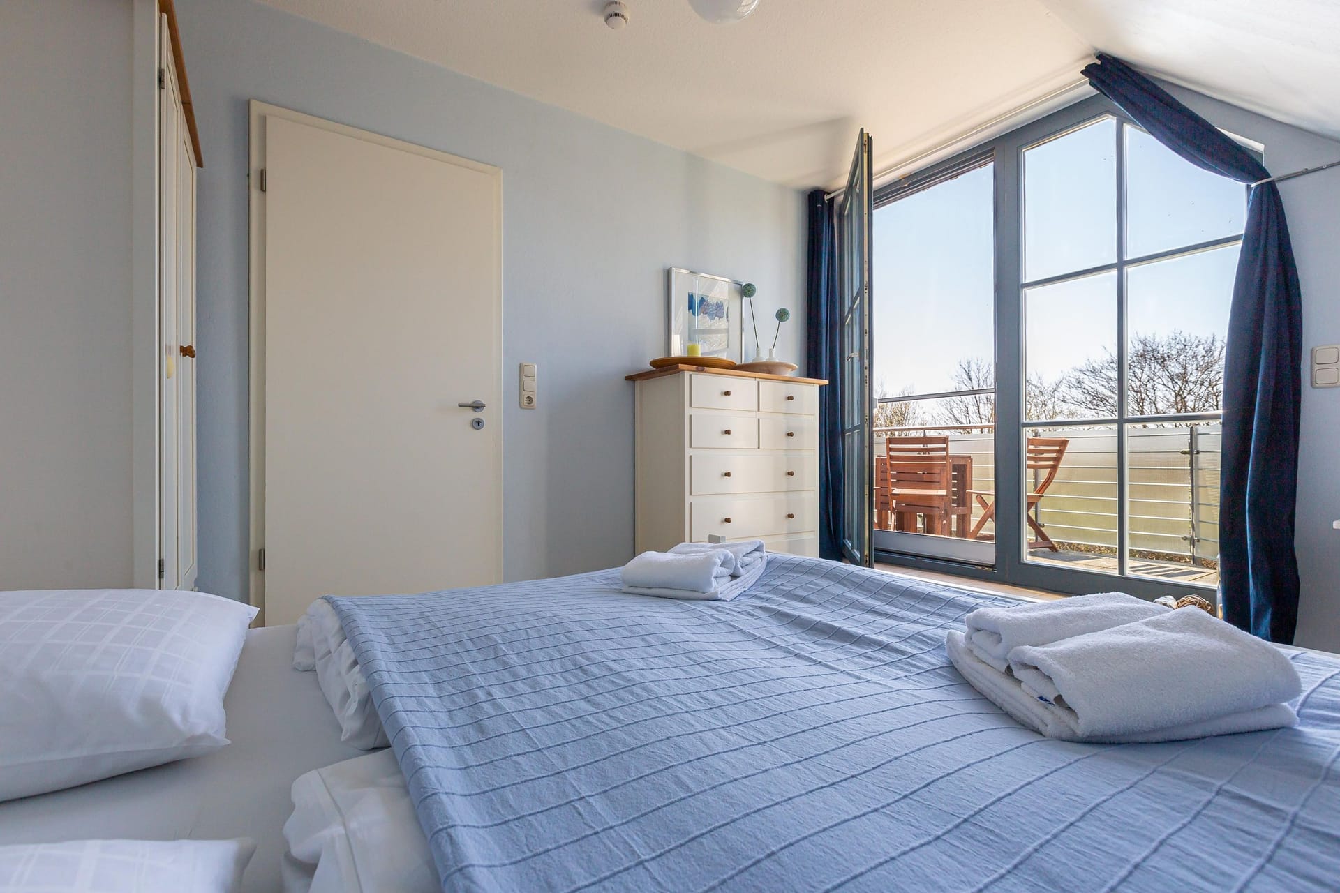 Schlafzimmer mit Balkon und Blick ins Freie