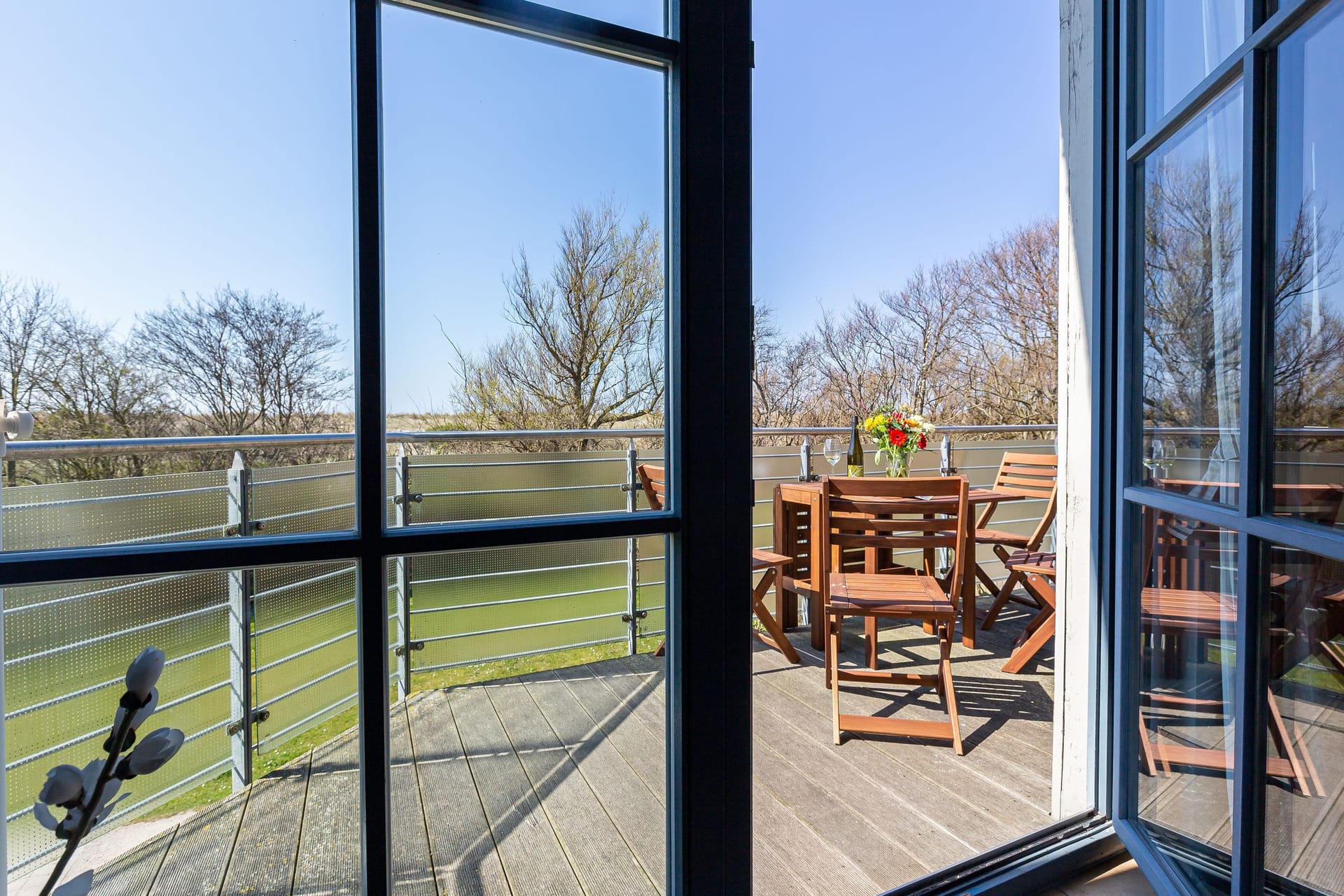 Balkon mit Tisch und Stühlen