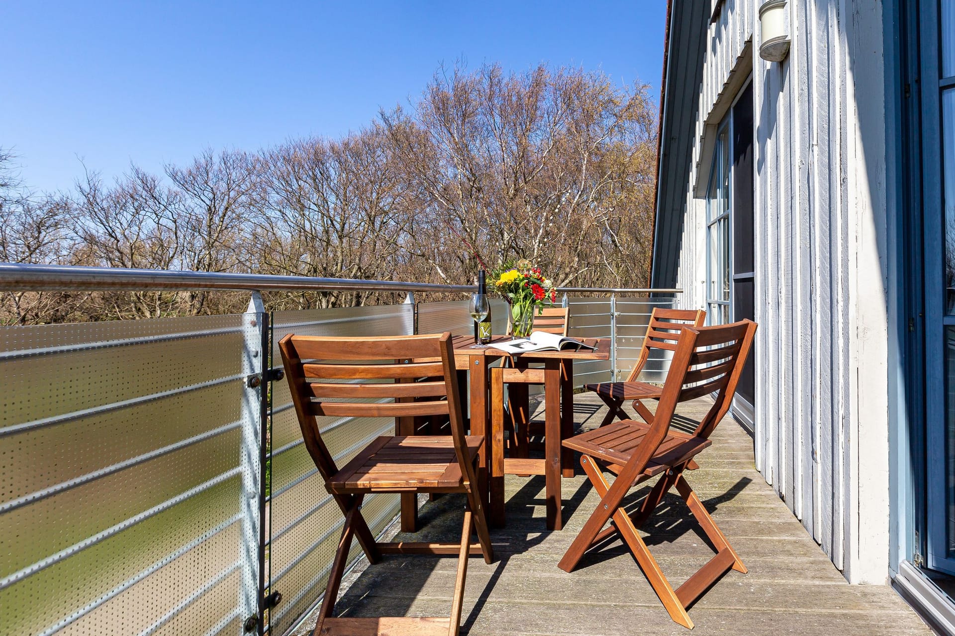 Balkon mit Tisch und Stühlen