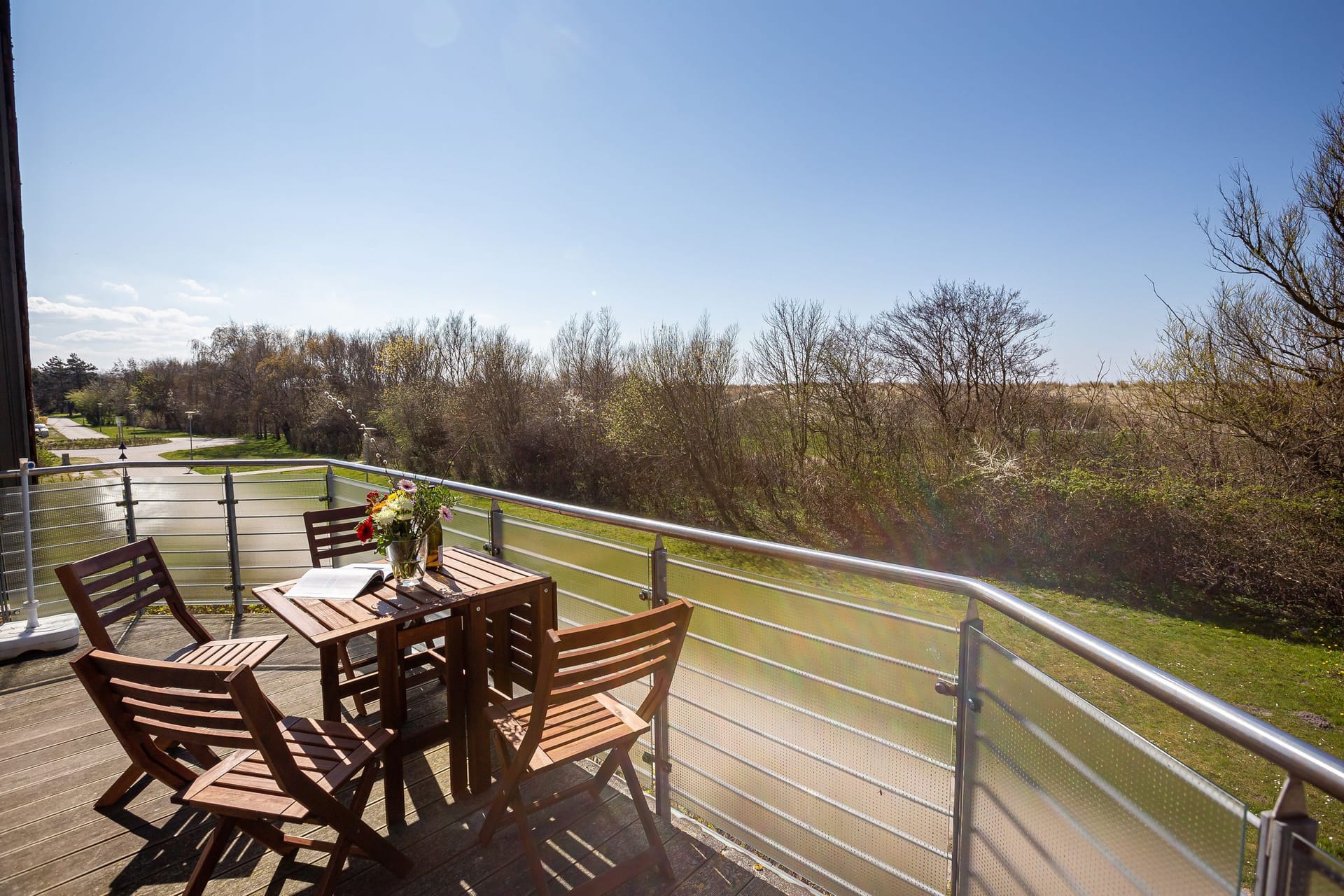 Terrasse mit Holzstühlen und Tisch