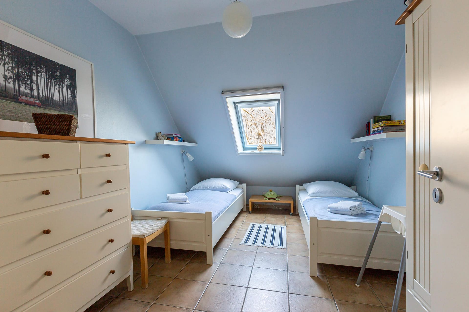 Schlafzimmer mit zwei Einzelbetten