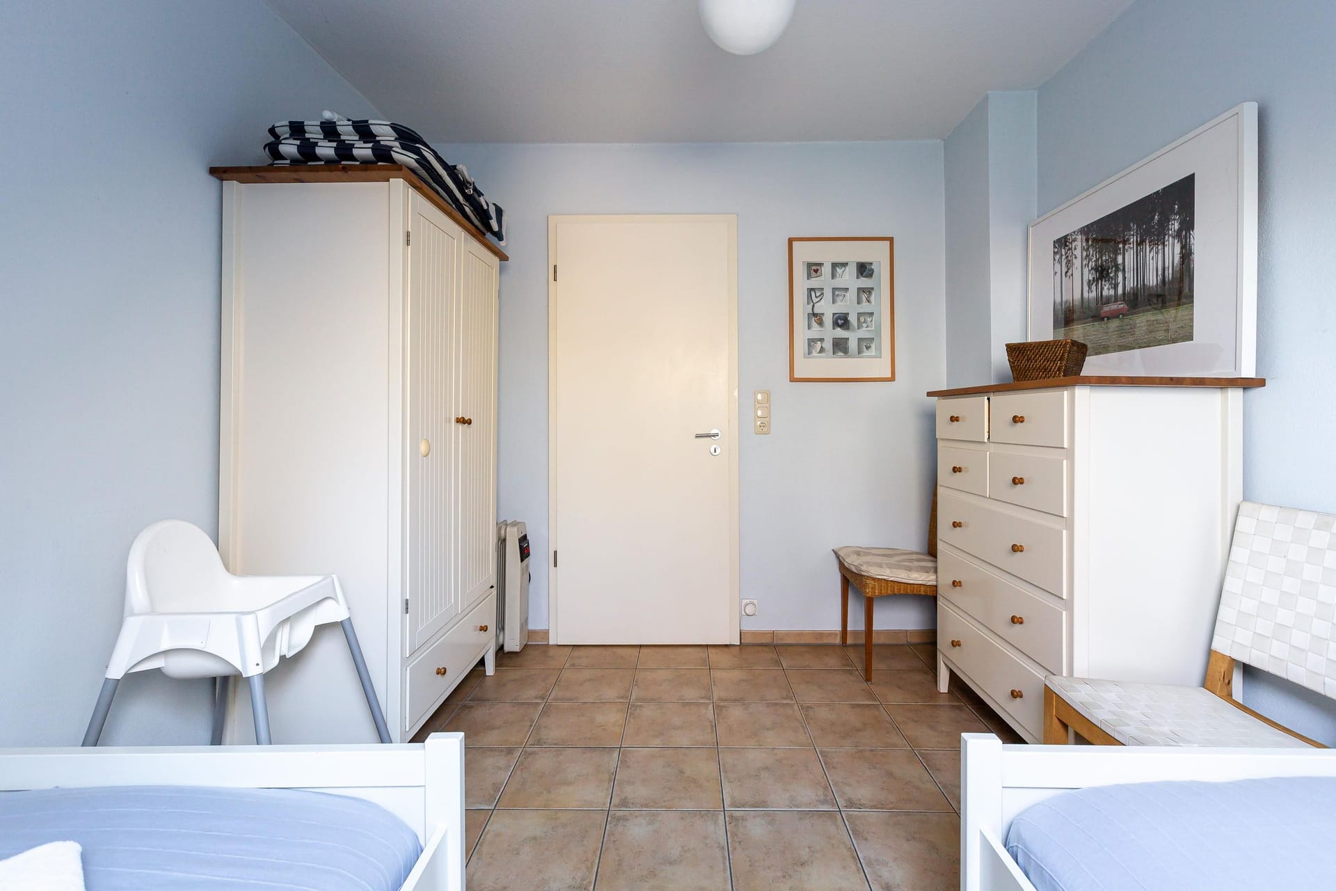 Schlafzimmer mit zwei Betten und Kommode