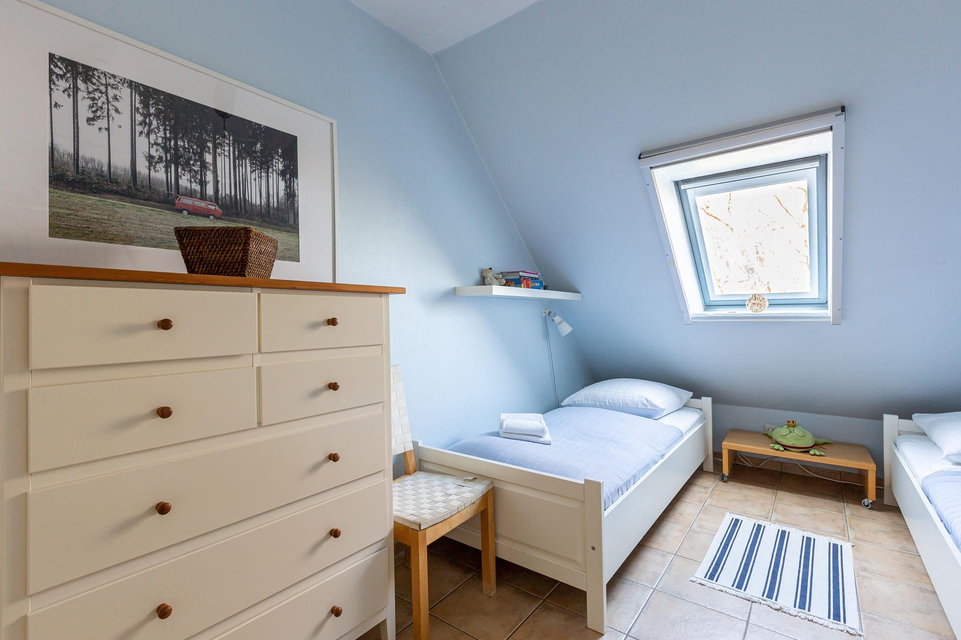 Schlafzimmer mit zwei Einzelbetten