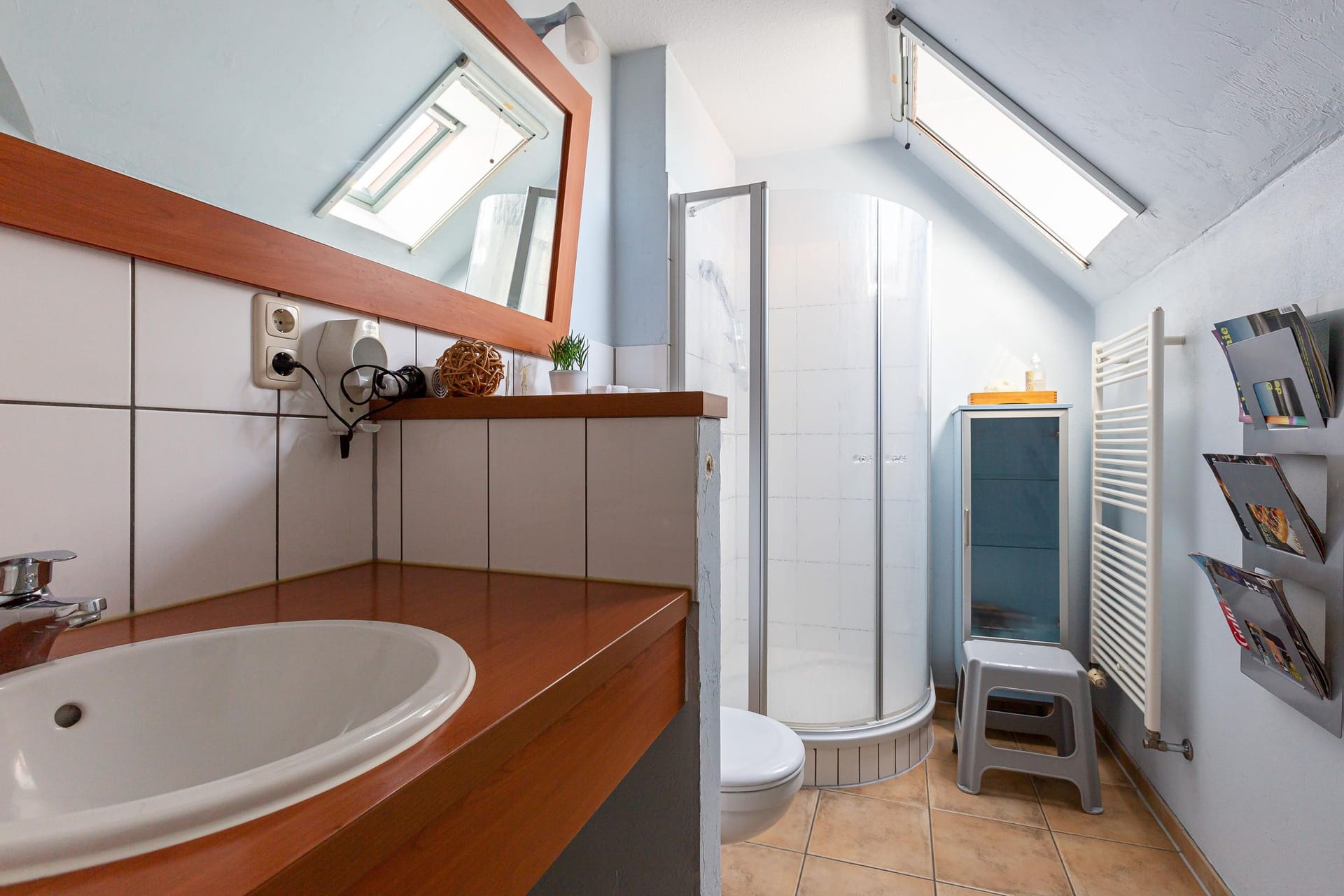 Helles Badezimmer mit Dusche und Waschbecken