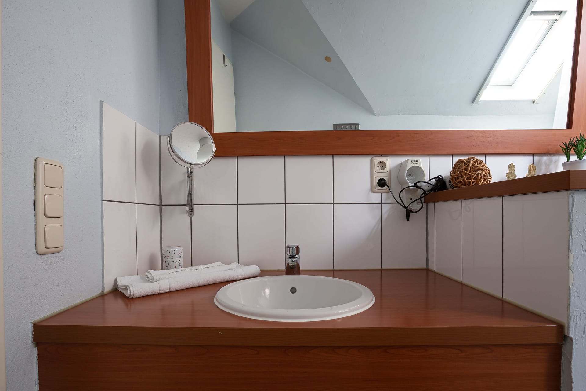 Moderne Badezimmer mit Waschbecken und Spiegel