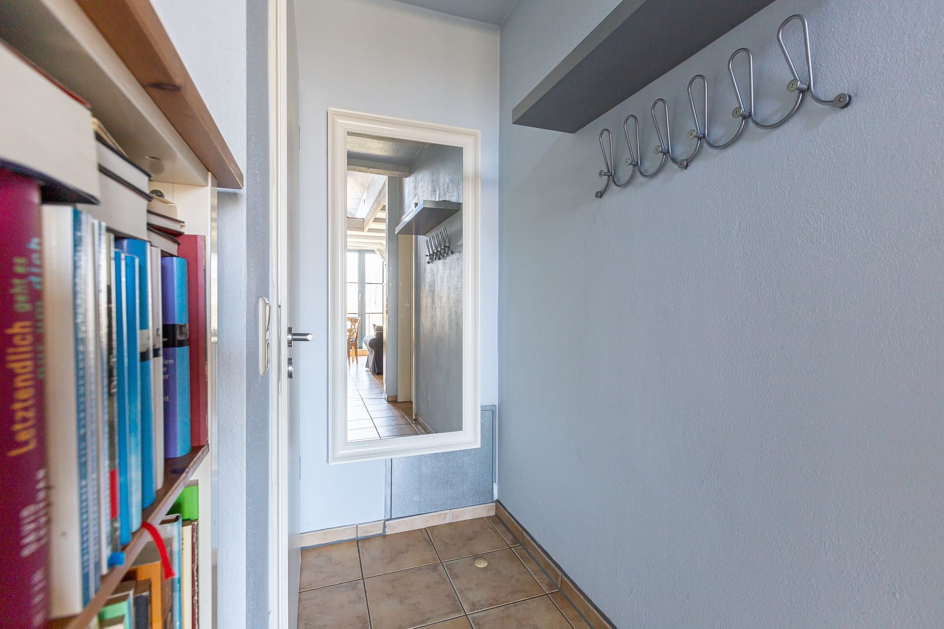 Flur mit Spiegel und Garderobe