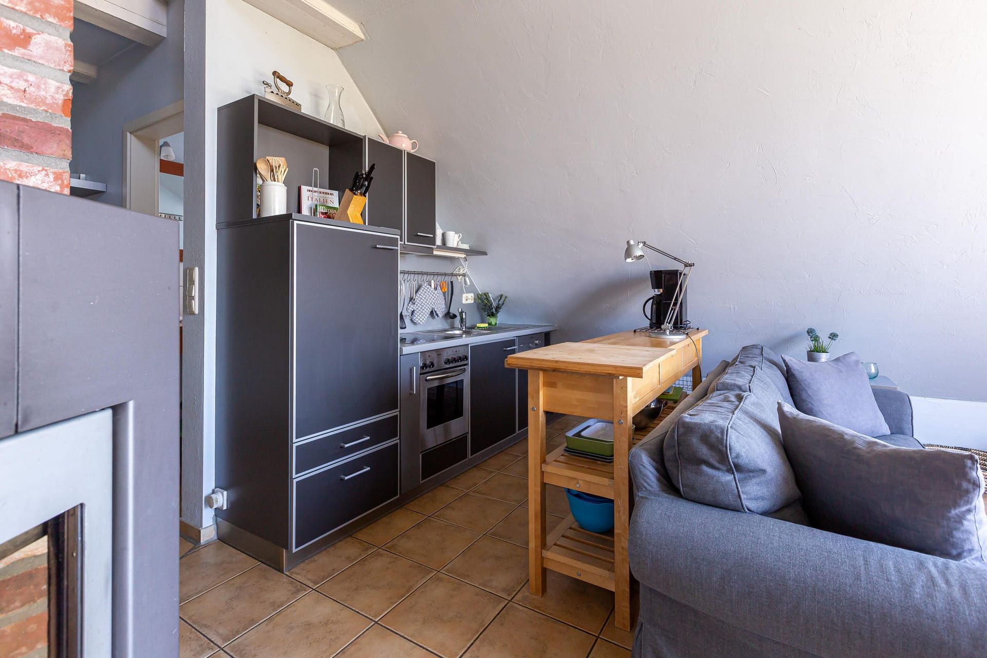 Küche mit Kühlschrank und Essbereich