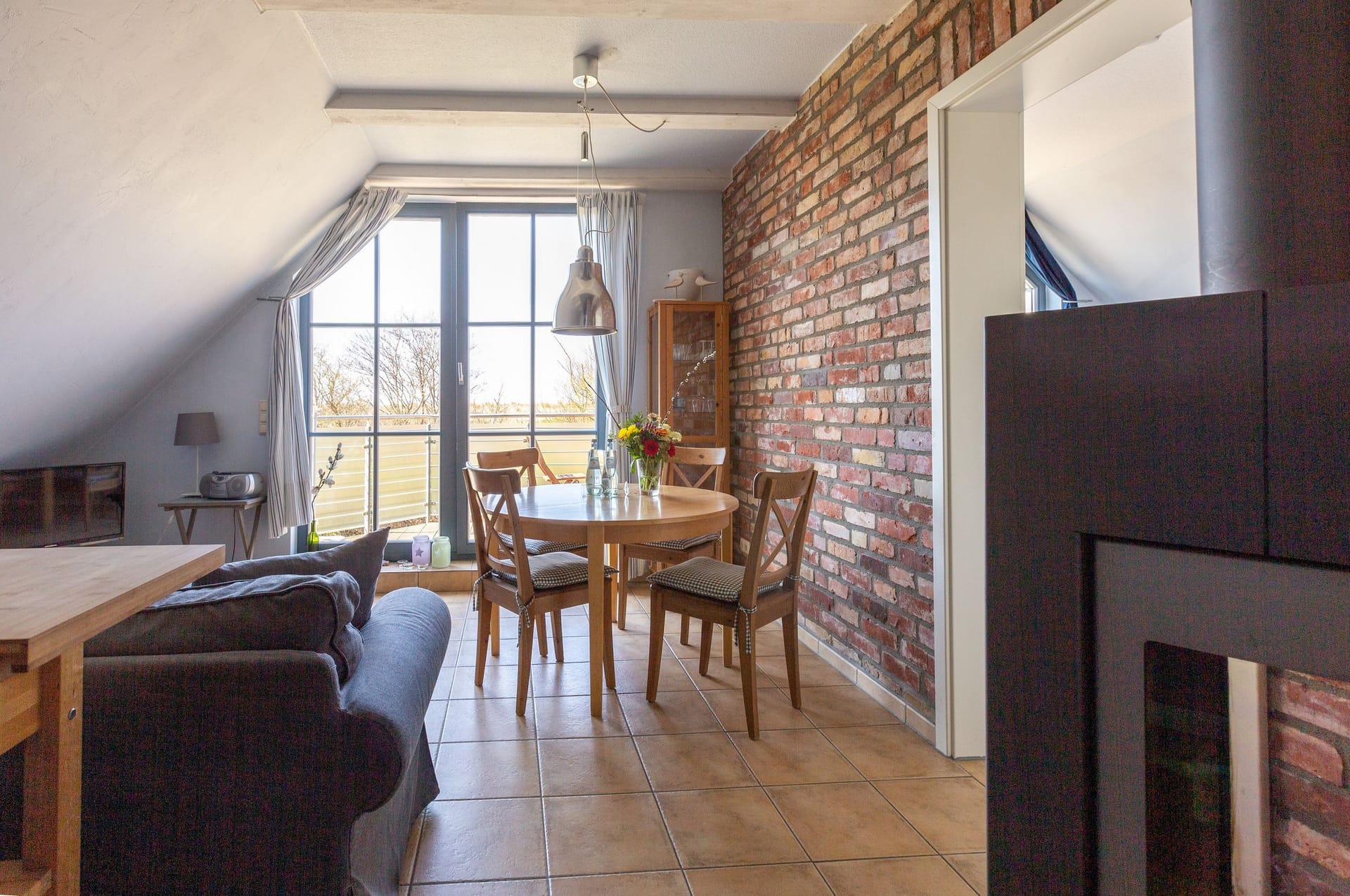 Gemütliches Wohnzimmer mit Tisch und Sofa