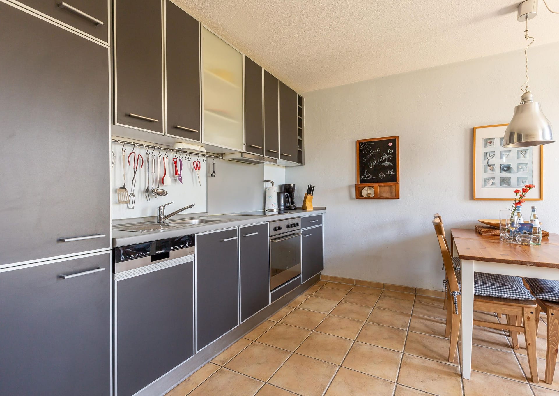 Moderne Küche mit Esstisch und hochwertigen Geräten
