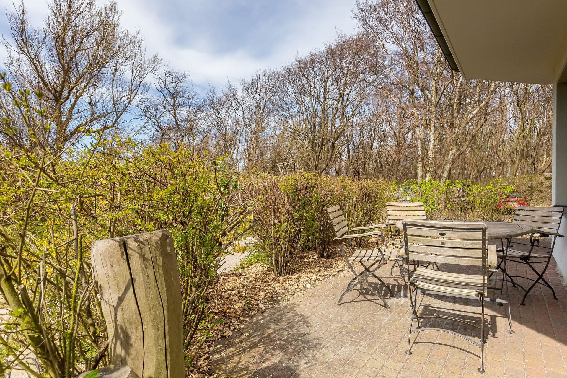 Terrasse mit Tisch und Stühlen in ruhiger Natur