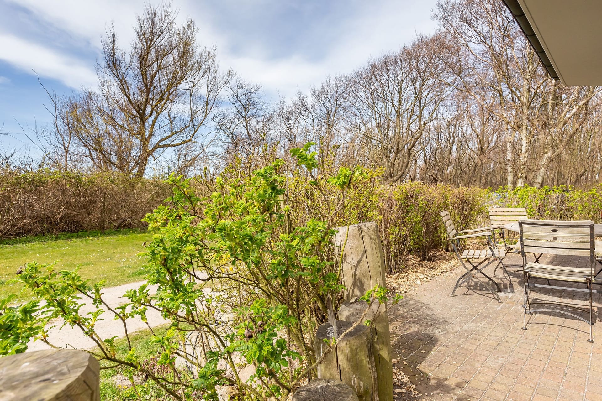 Terrasse mit Sitzgelegenheiten und Gartenblick