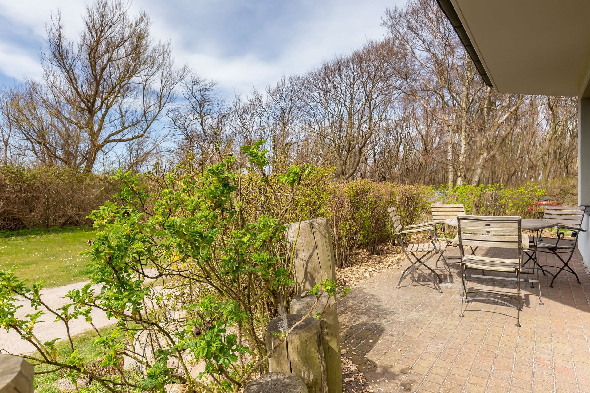 Geräumige Terasse mit Gartenblick