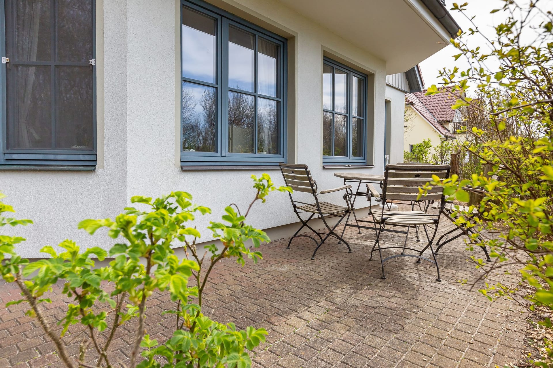 Terrasse mit Stühlen und Tisch