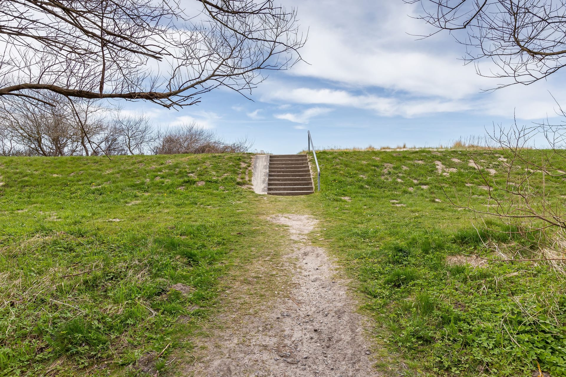Weg mit Treppe in einer grünen Landschaft