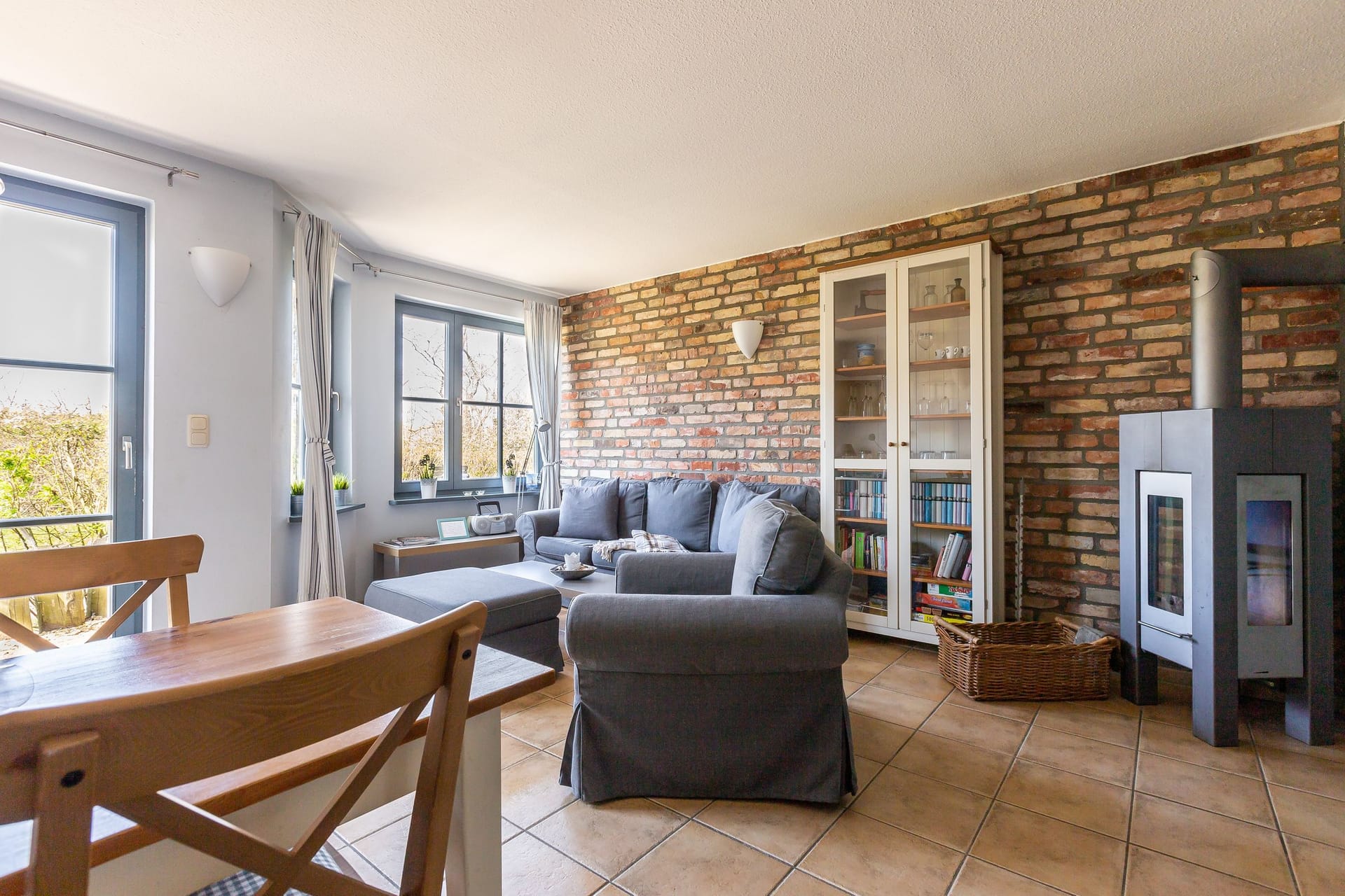 Heller Wohnbereich mit Sofa und Regalen