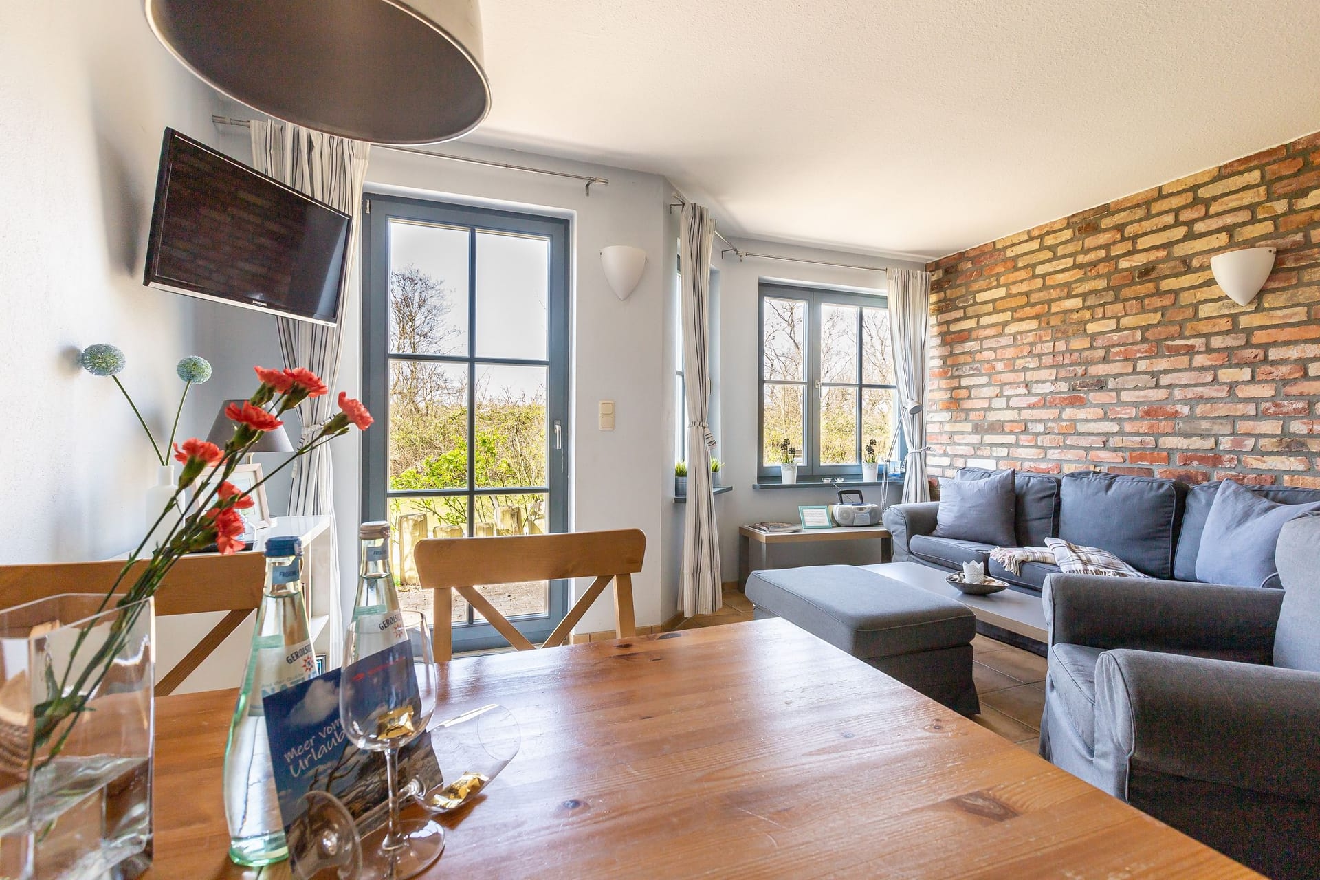 Gemütliches Wohnzimmer mit Fensterfront und Sofa
