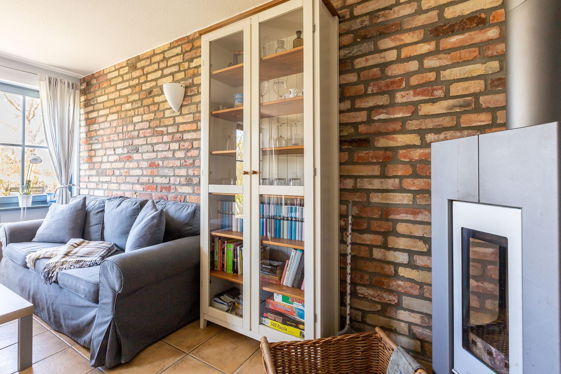 Gemütliches Wohnzimmer mit Sofa und Bücherregal